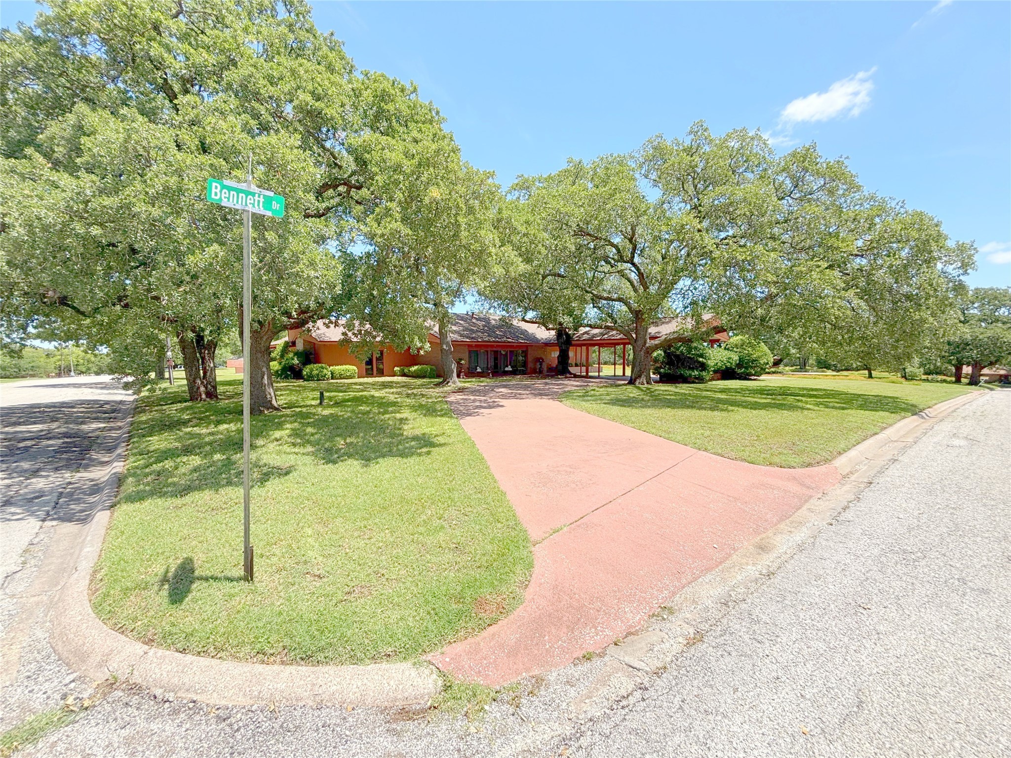 905 Bennett Drive Bowie TX 76230