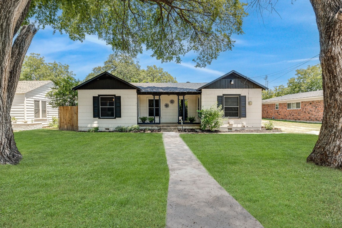 318 Frontier Street River Oaks TX 76114