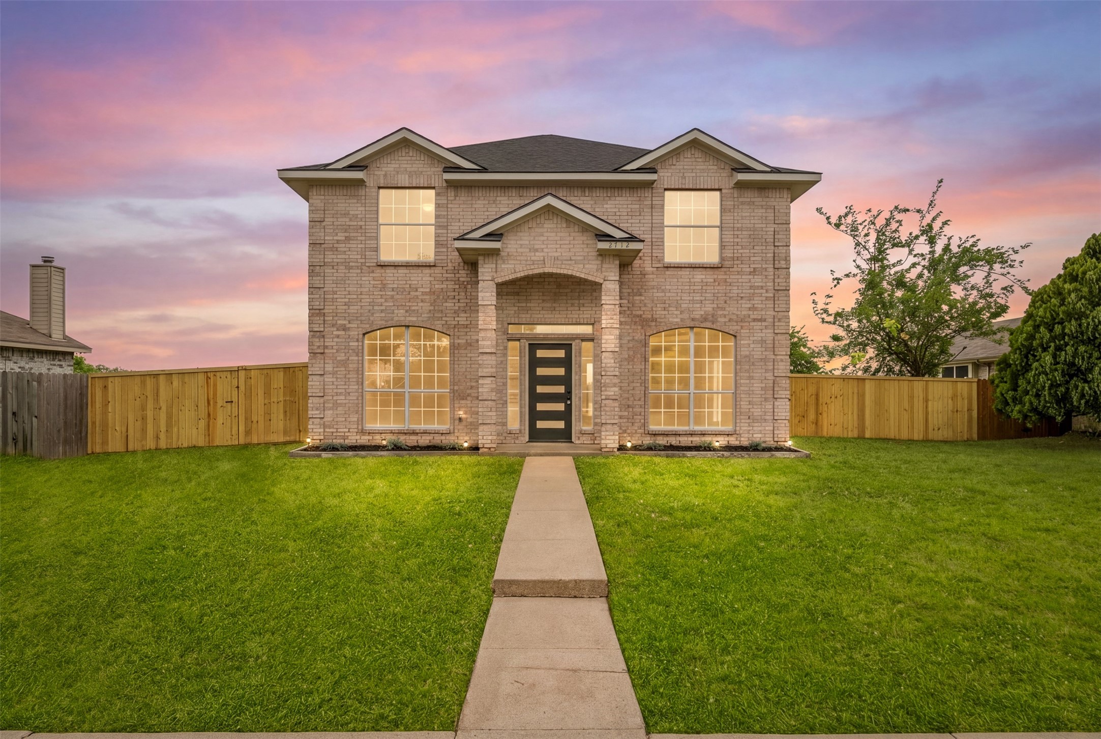 2712 Pioneer Lane Lancaster TX 75146