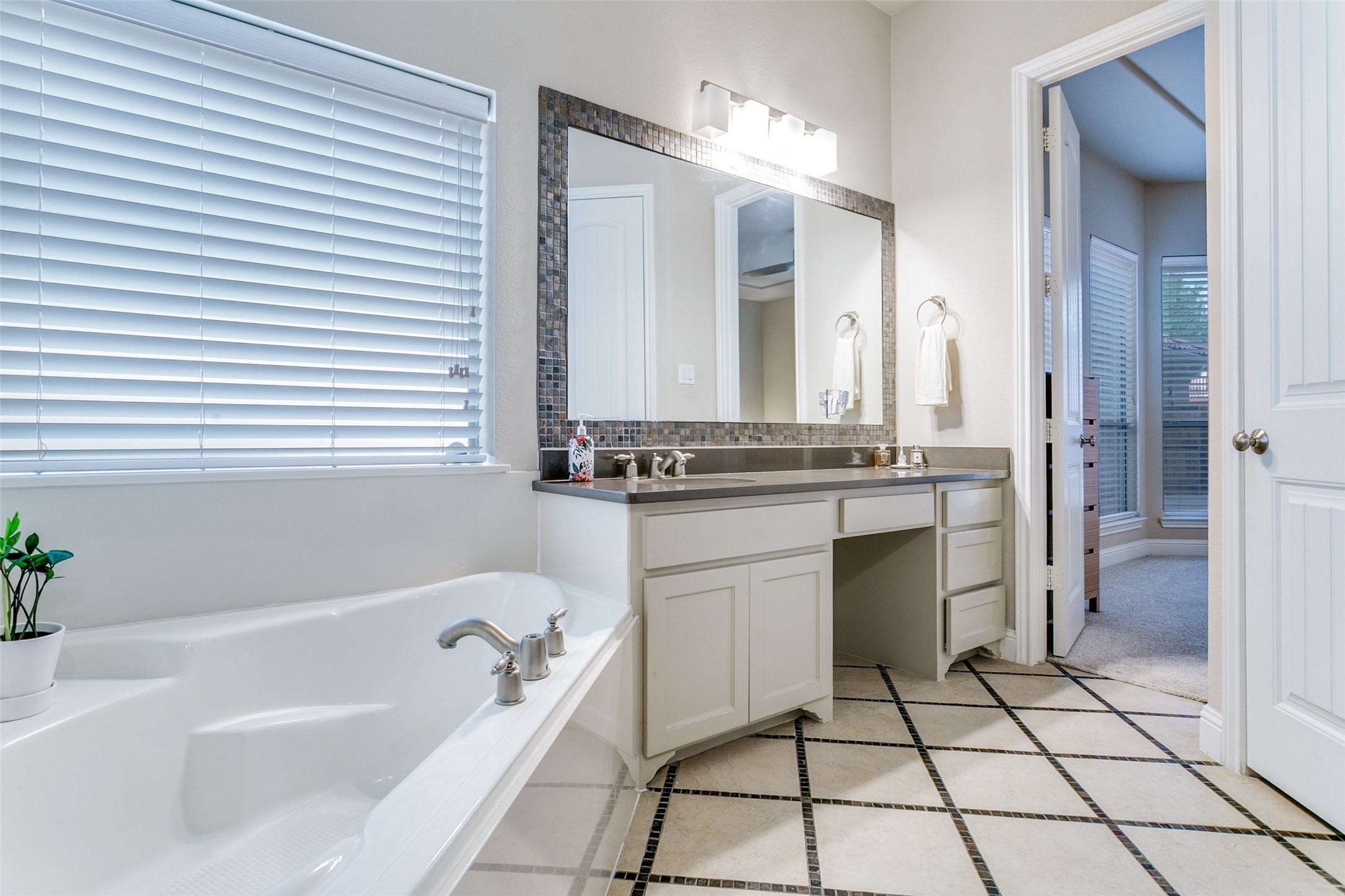 751 Laguna Irving TX 75039
