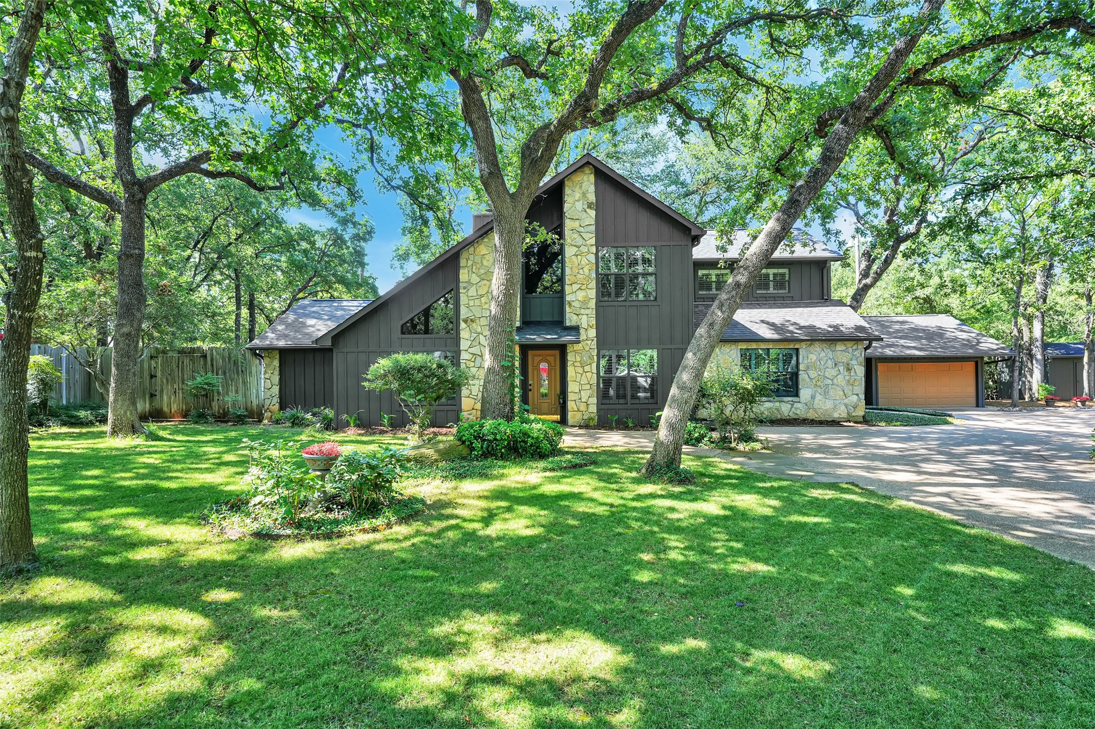 2415 Los Robles Street Grapevine TX 76051