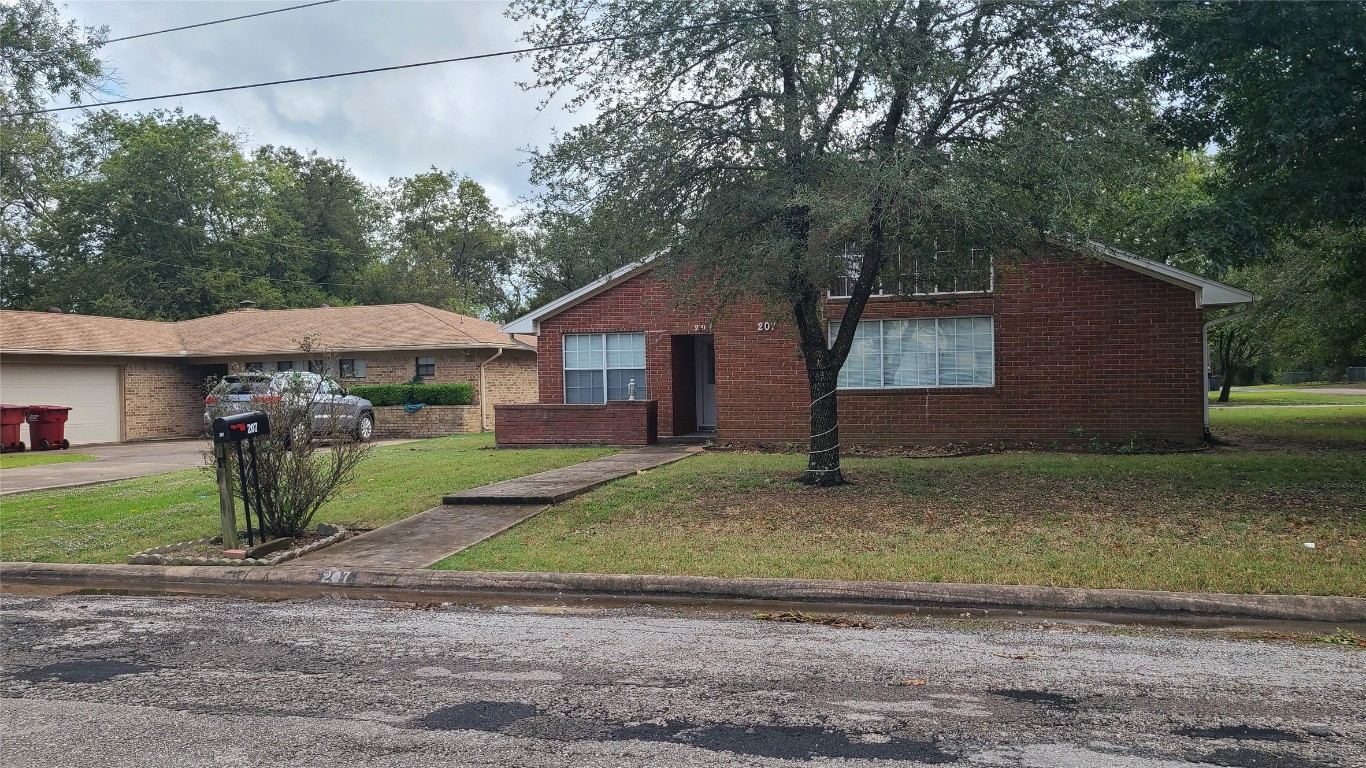 207 Rainey Street Bonham TX 75418