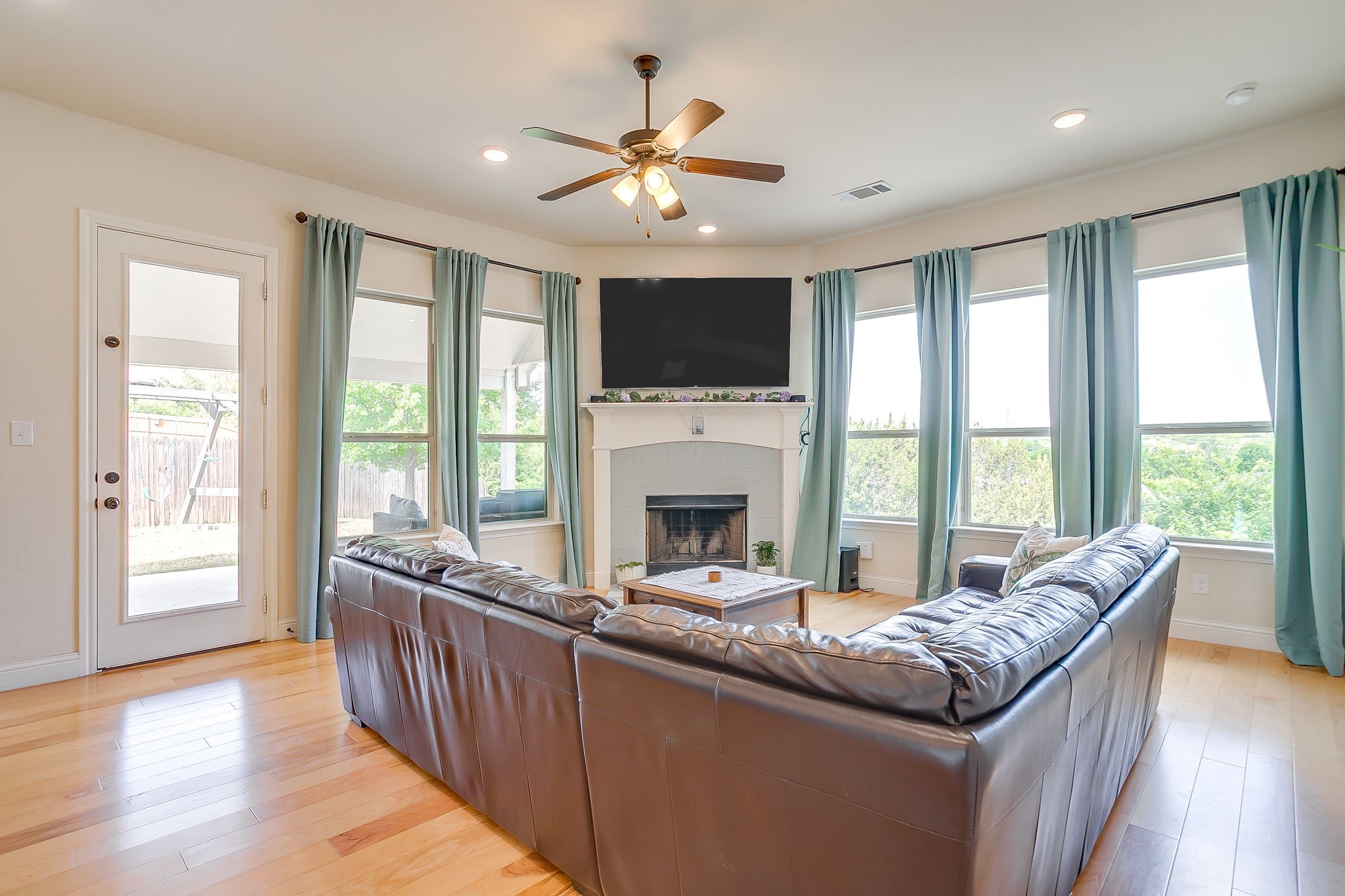416 Bluffside Trail Benbrook TX 76126