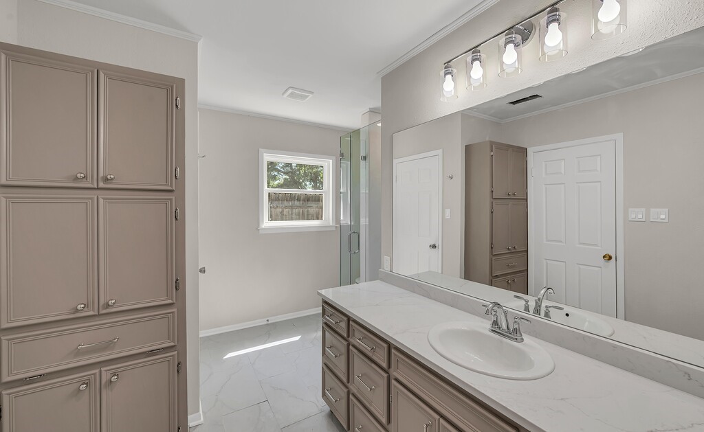 102 S Avenue Q Clifton TX 76634
