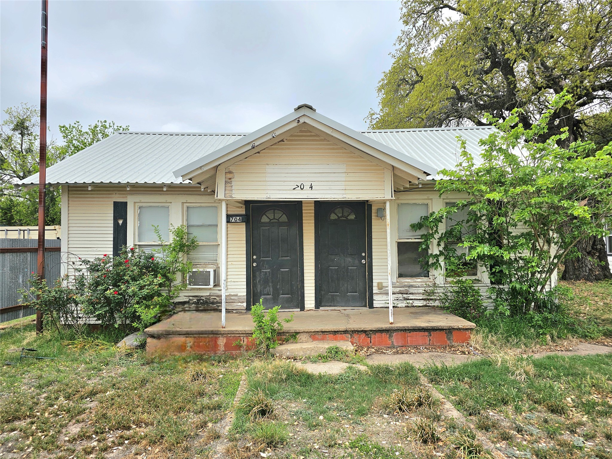 704 S 2nd Street Bangs TX 76823