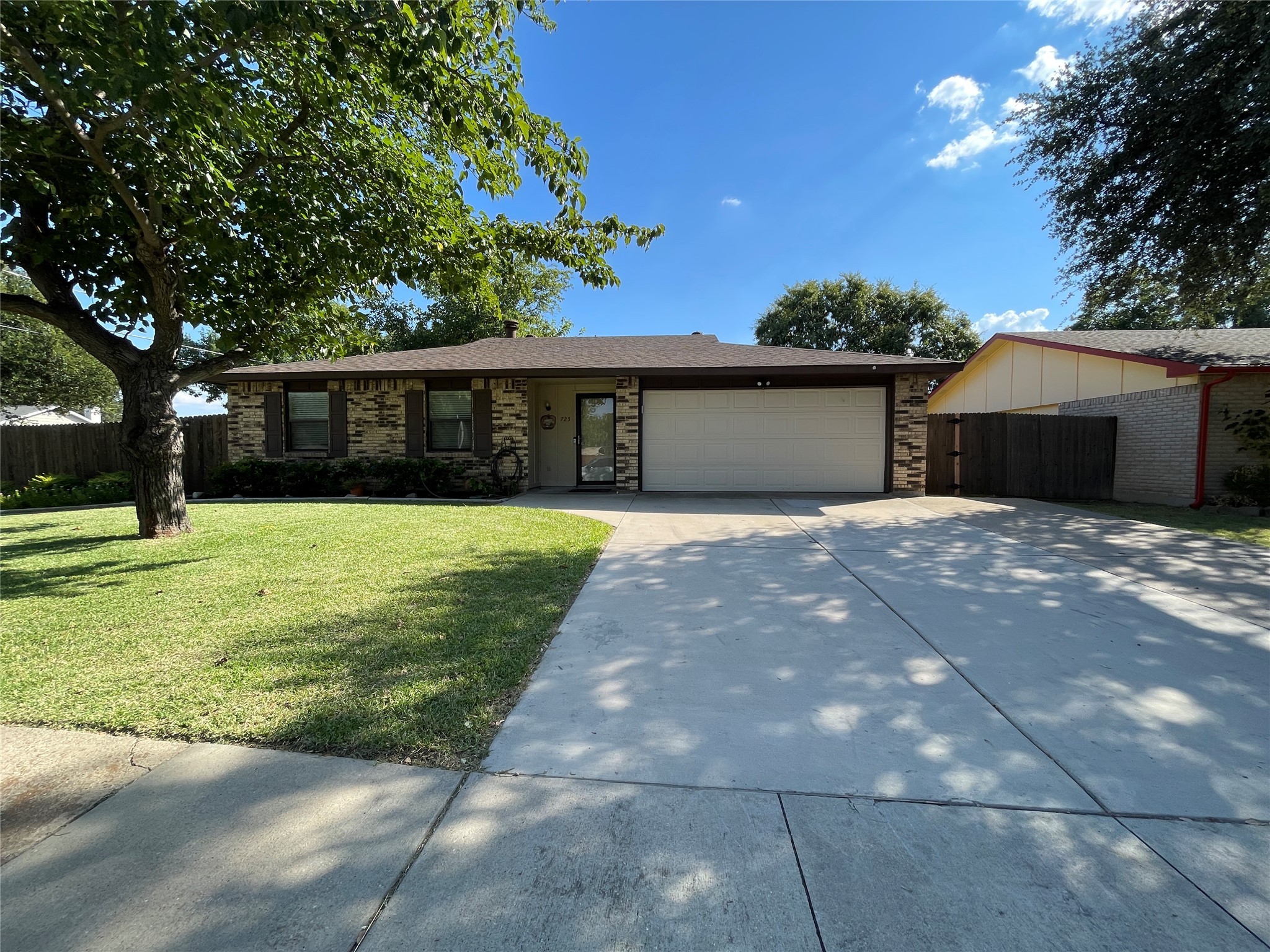 725 Parkvale Lane Grand Prairie TX 75052