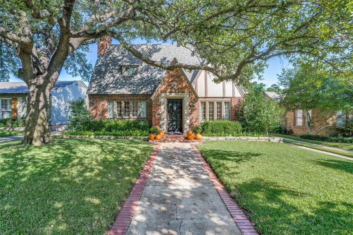 835 Salmon Drive Dallas TX 75208