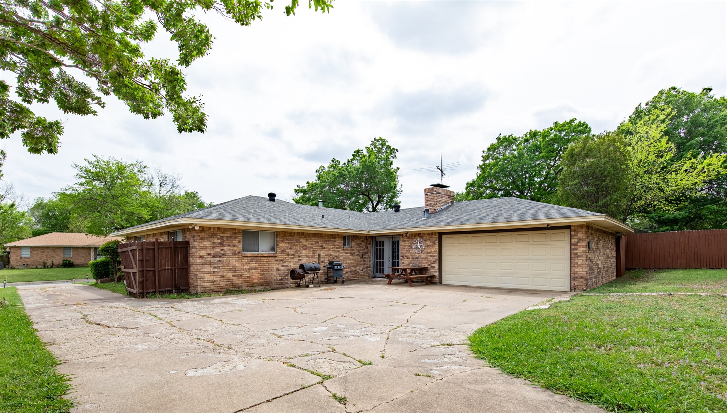 353 Brook Hollow Drive Desoto TX 75115