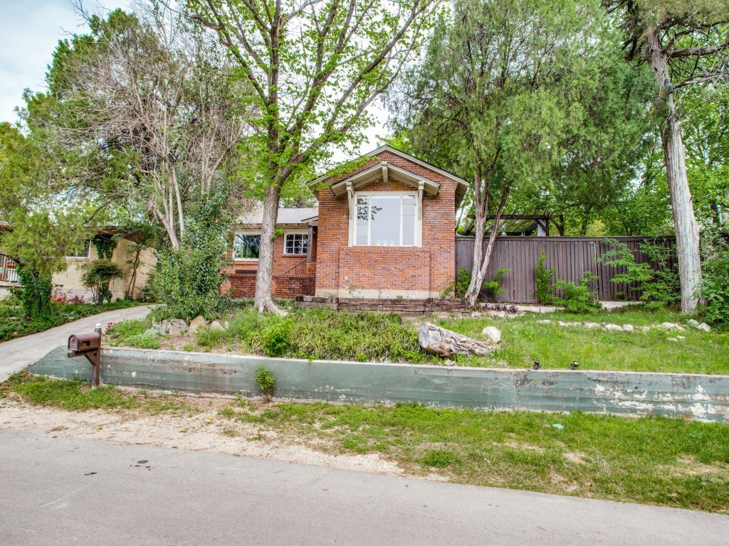 438 Coombs Creek Drive Dallas TX 75211