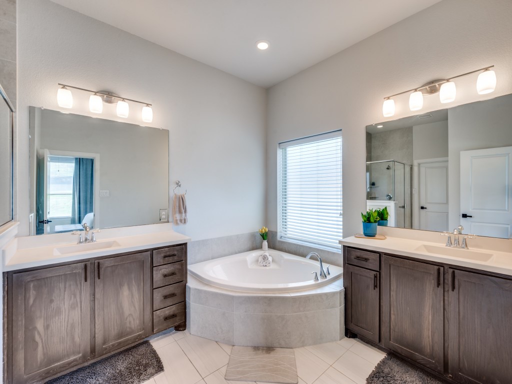 1044 Myers Park Trail Roanoke TX 76262