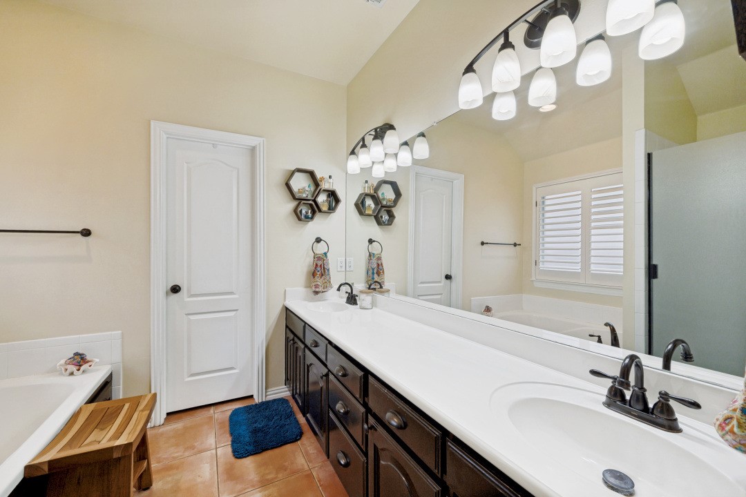 5009 Pointclear Court Arlington TX 76017