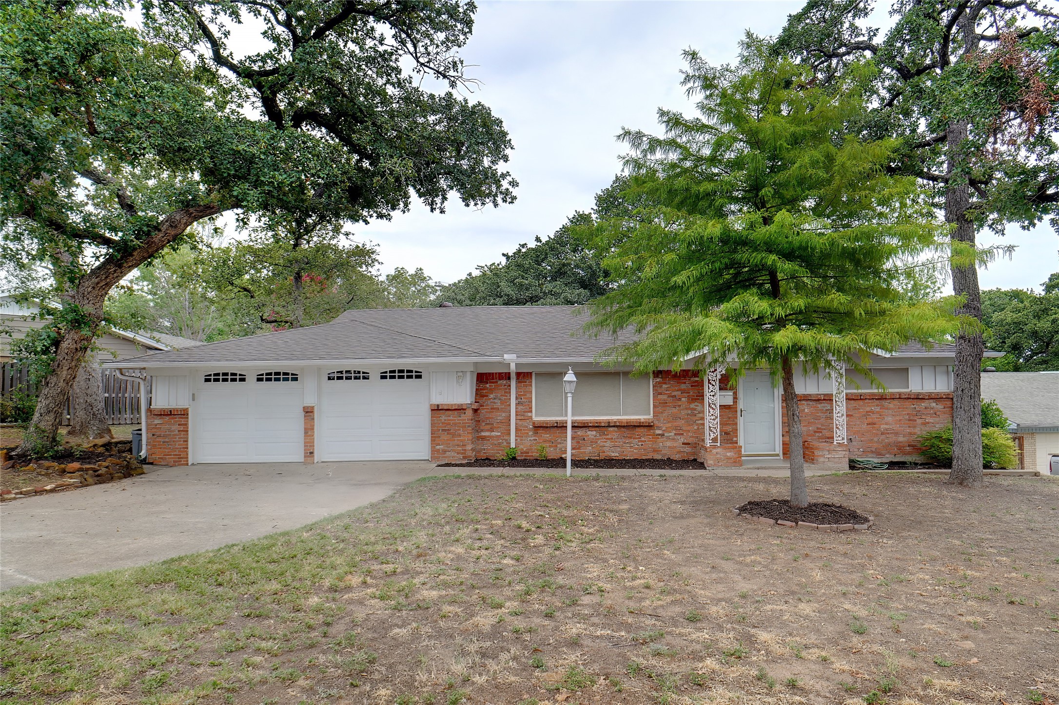 628 Woodcrest Drive Hurst TX 76053