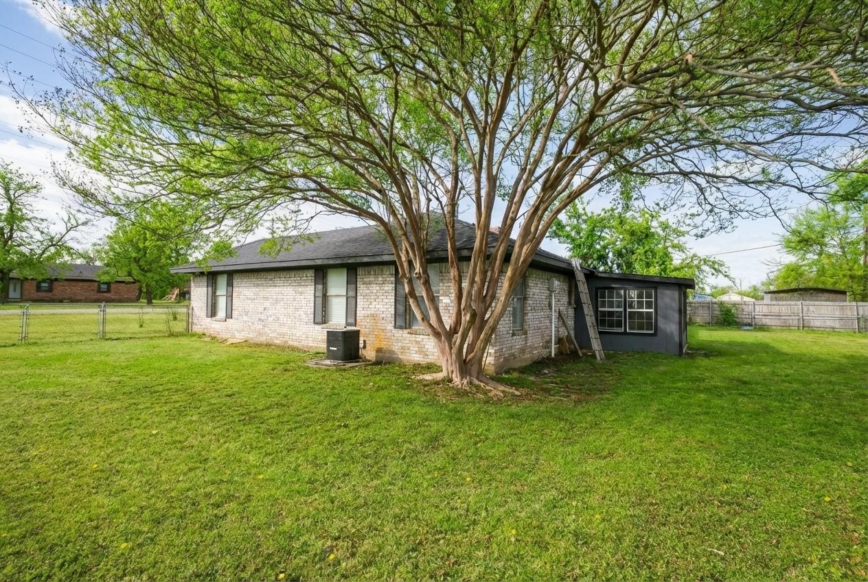 308 E Cottonwood Street Leonard TX 75452