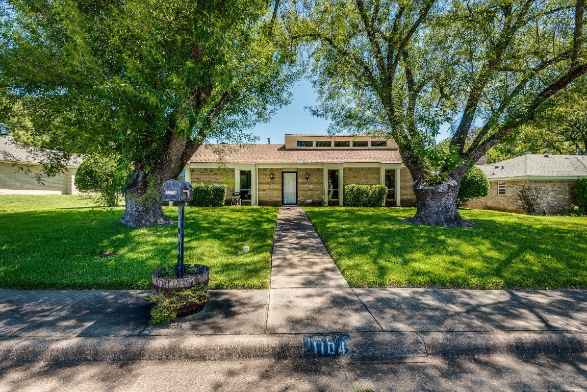 1104 Shadywood Lane Desoto TX 75115