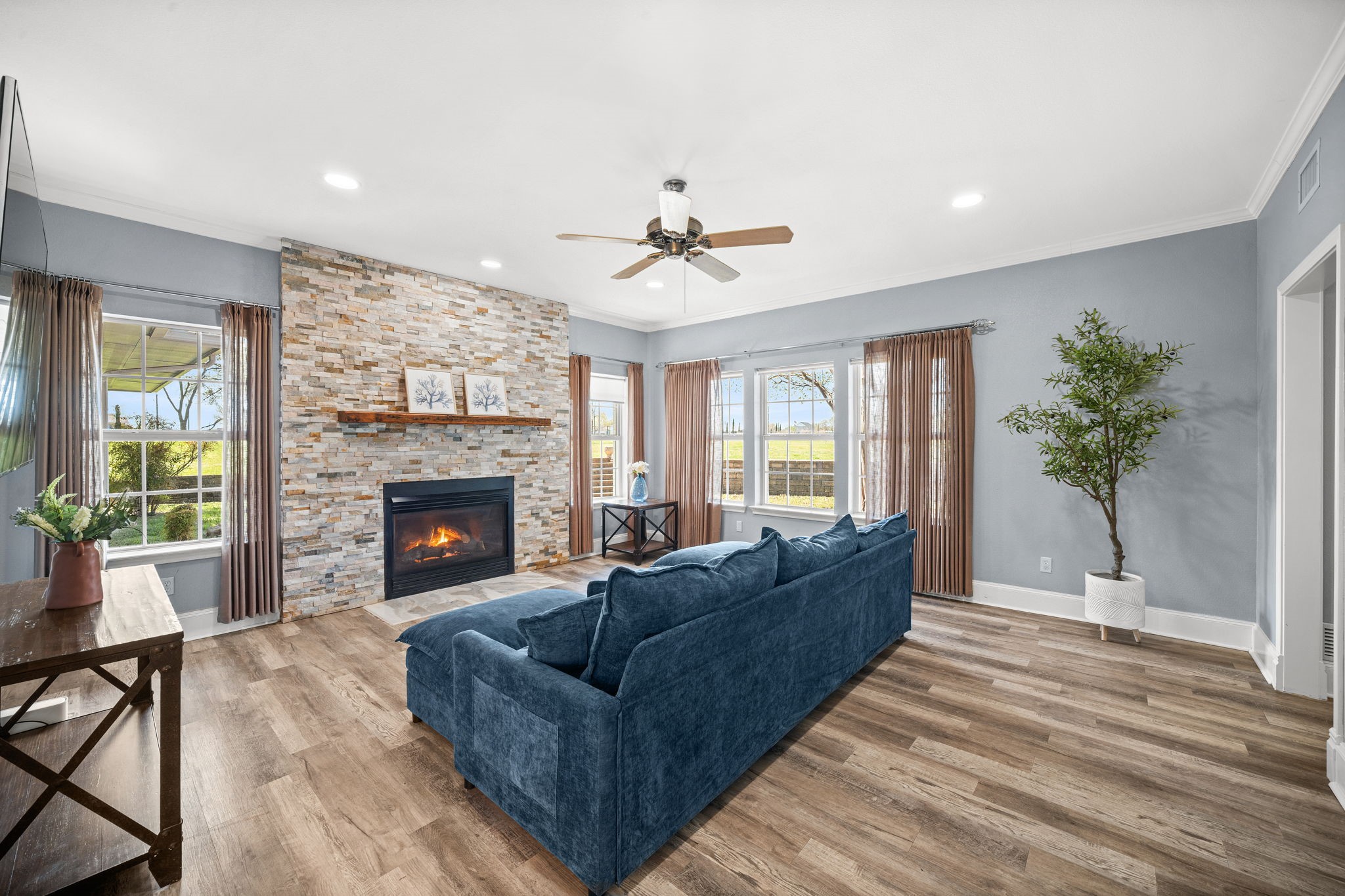407 Locust Drive Oak Leaf TX 75154