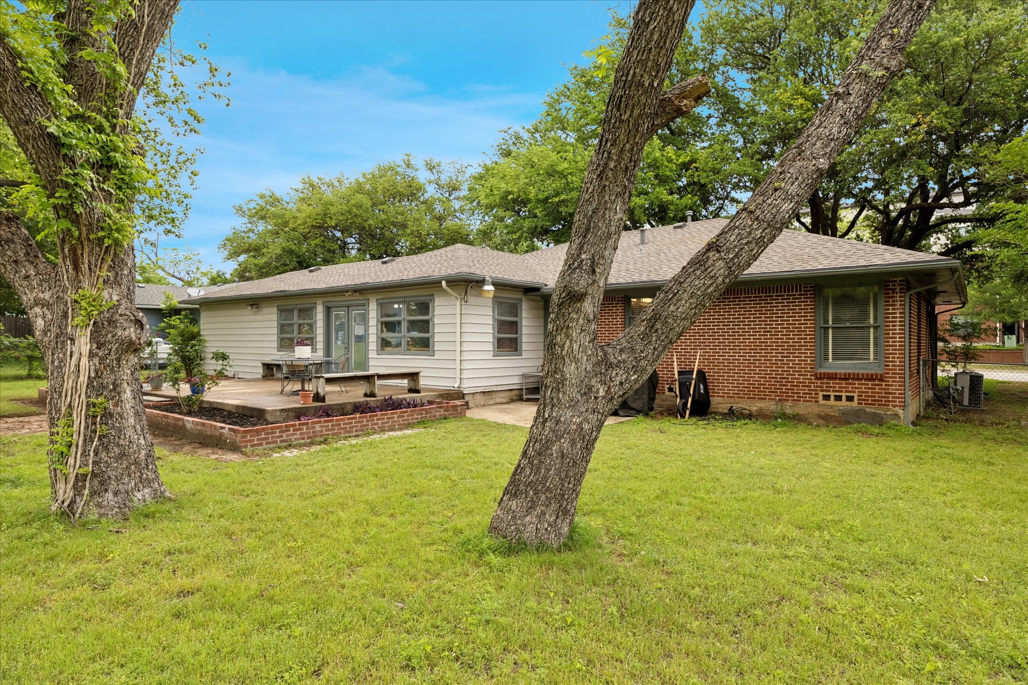 206 S Davis Drive Arlington TX 76013