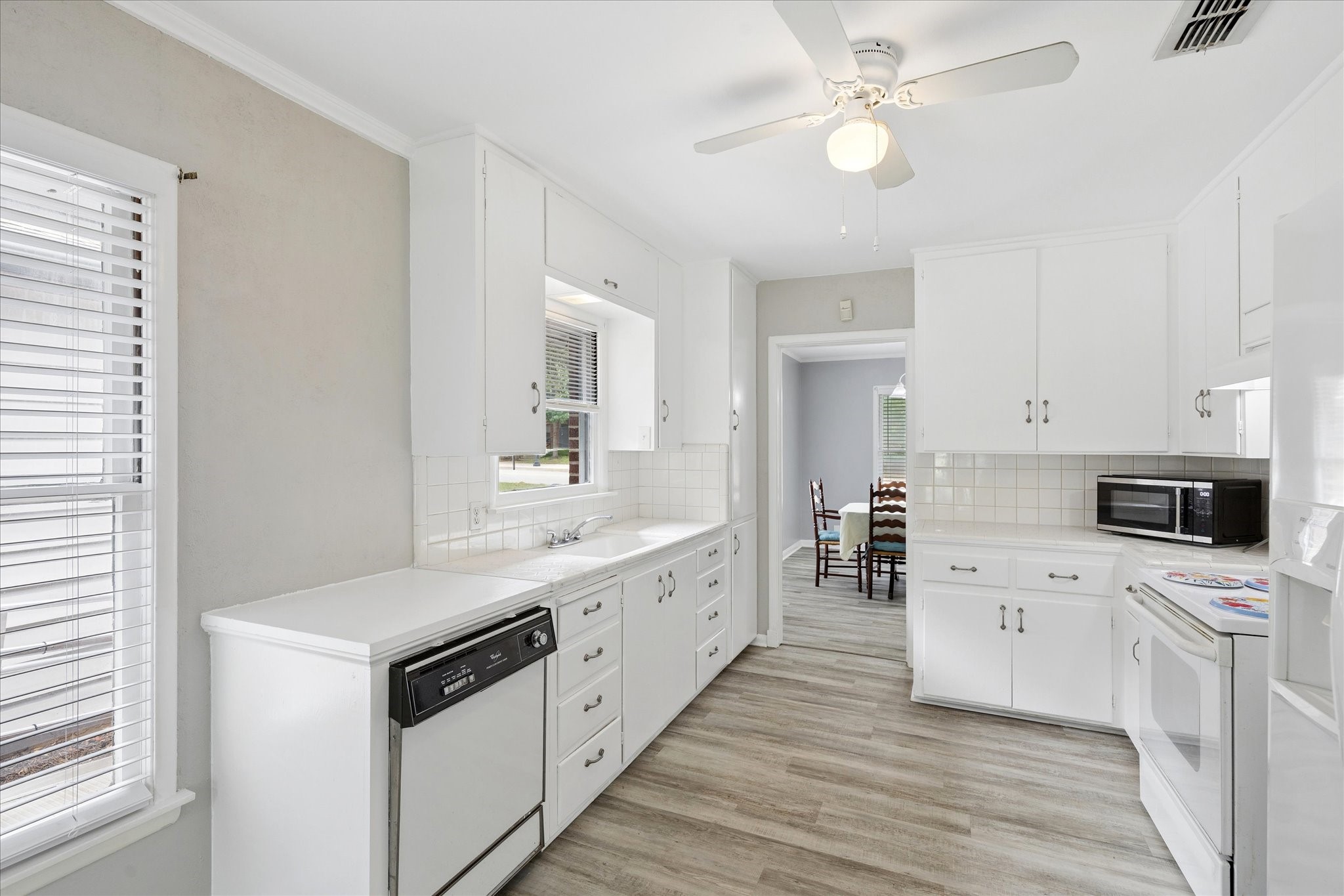 206 S Davis Drive Arlington TX 76013
