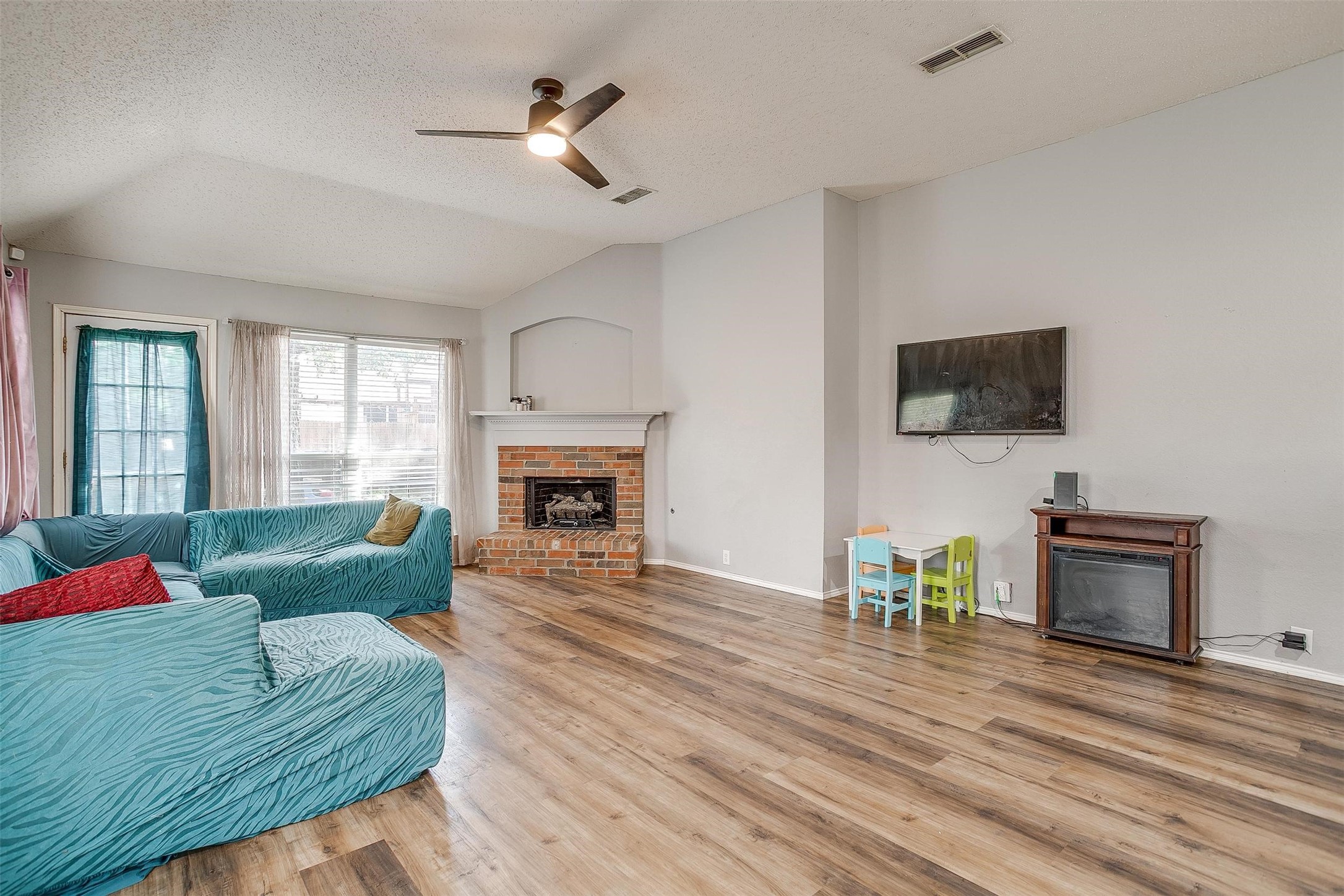 523 Deerwood Drive Burleson TX 76028