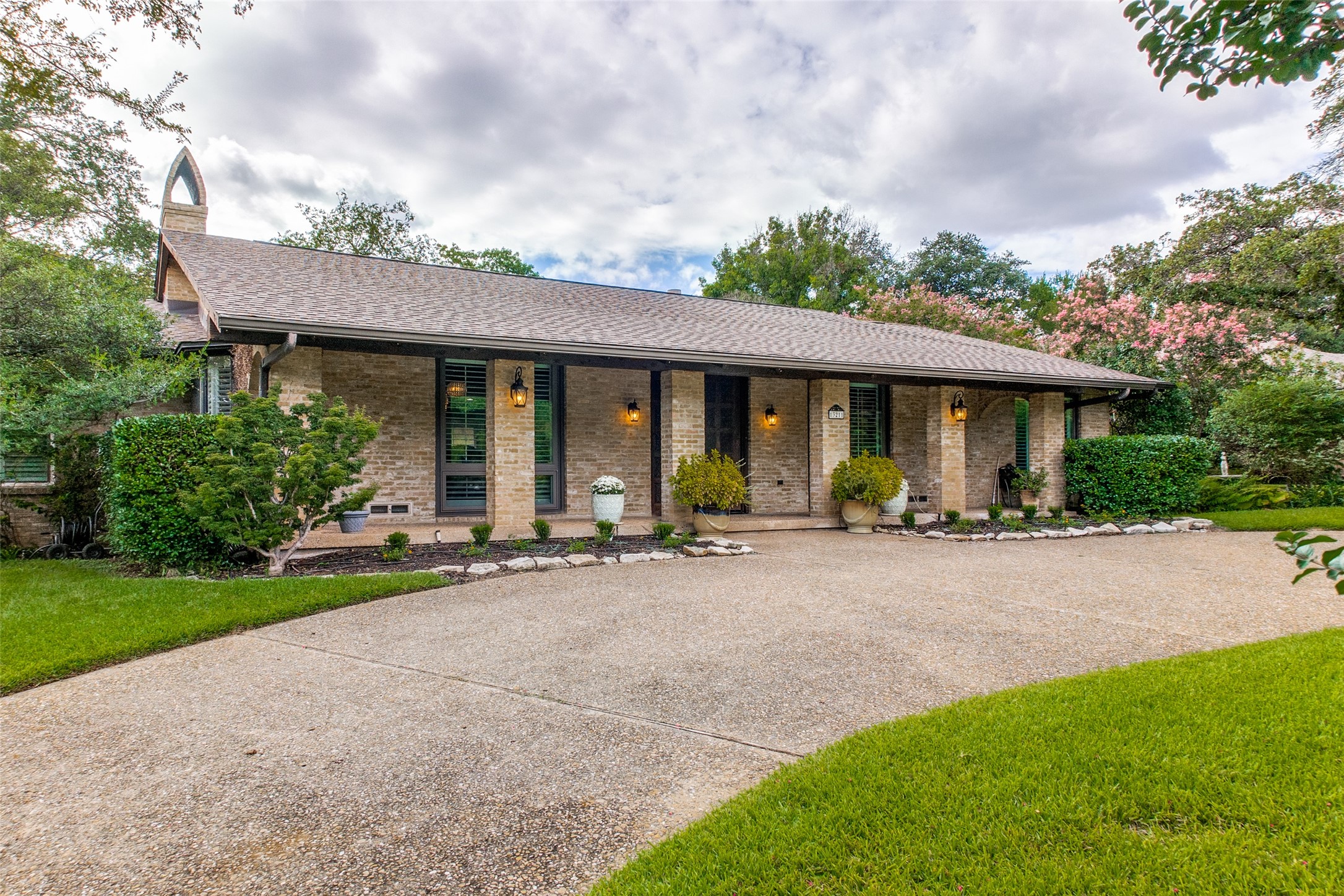 13211 Laurel Wood Lane Dallas TX 75240