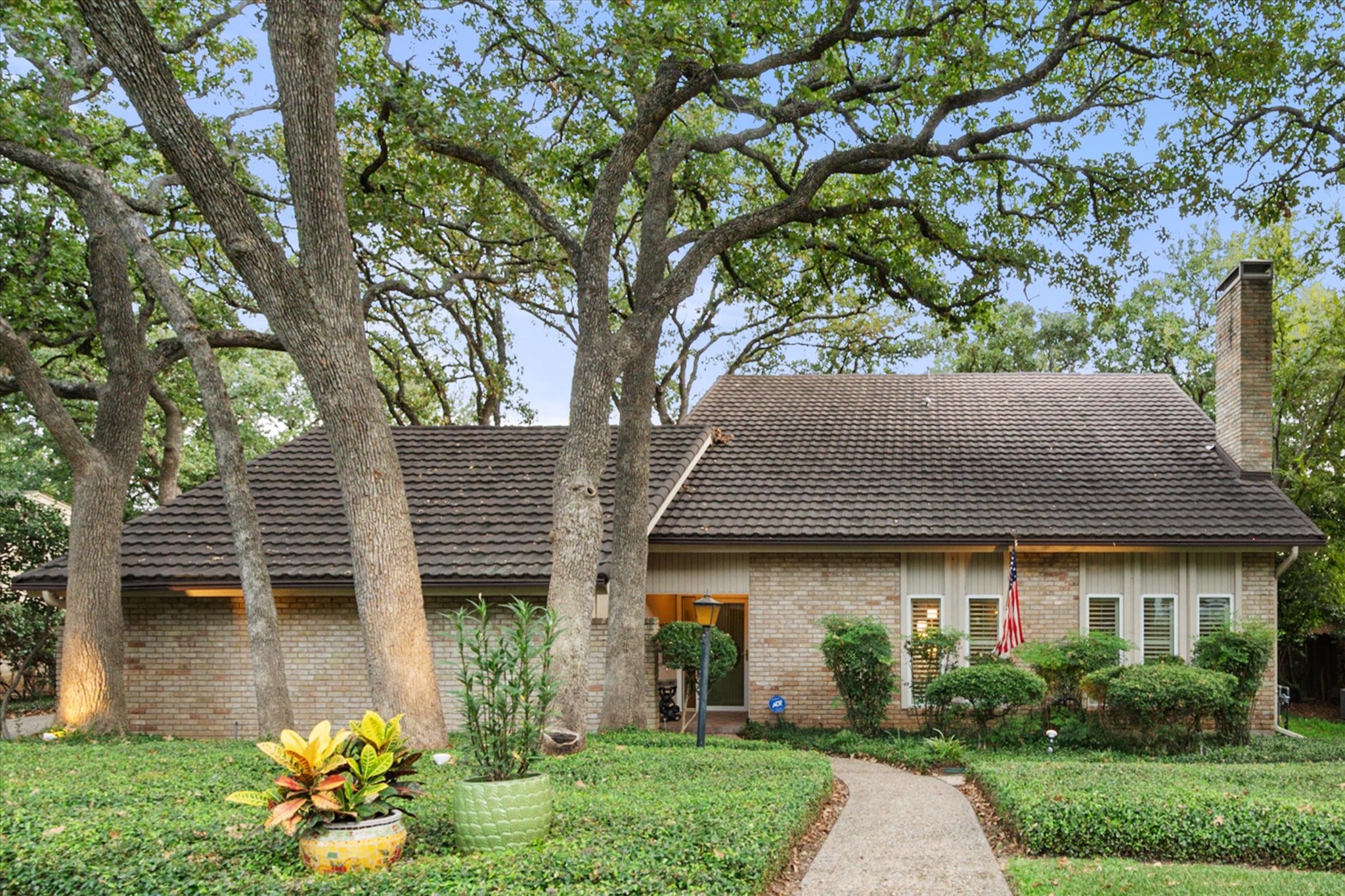 2300 Wood Cliff Court Arlington TX 76012
