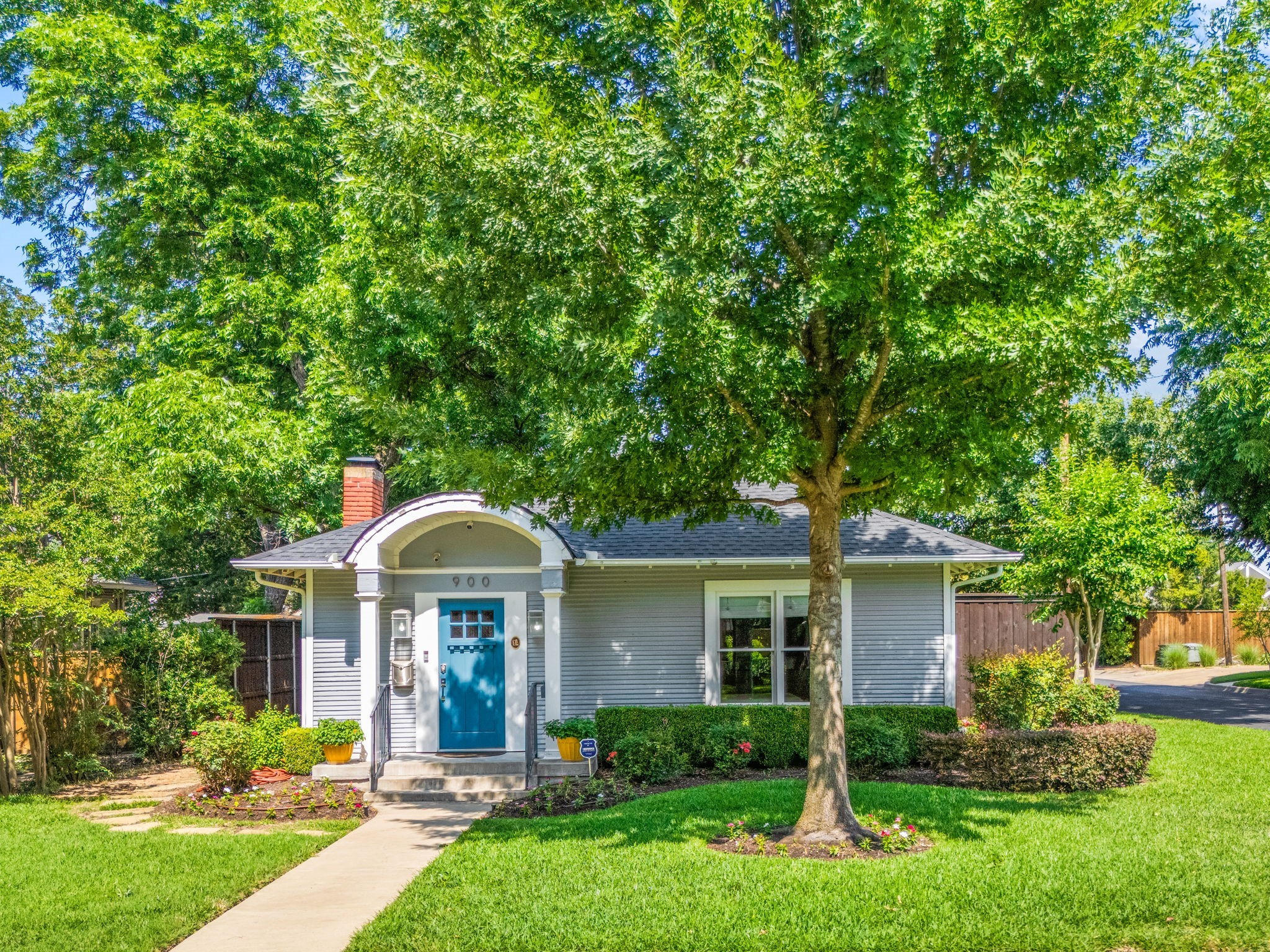 900 N Clinton Avenue Dallas TX 75208