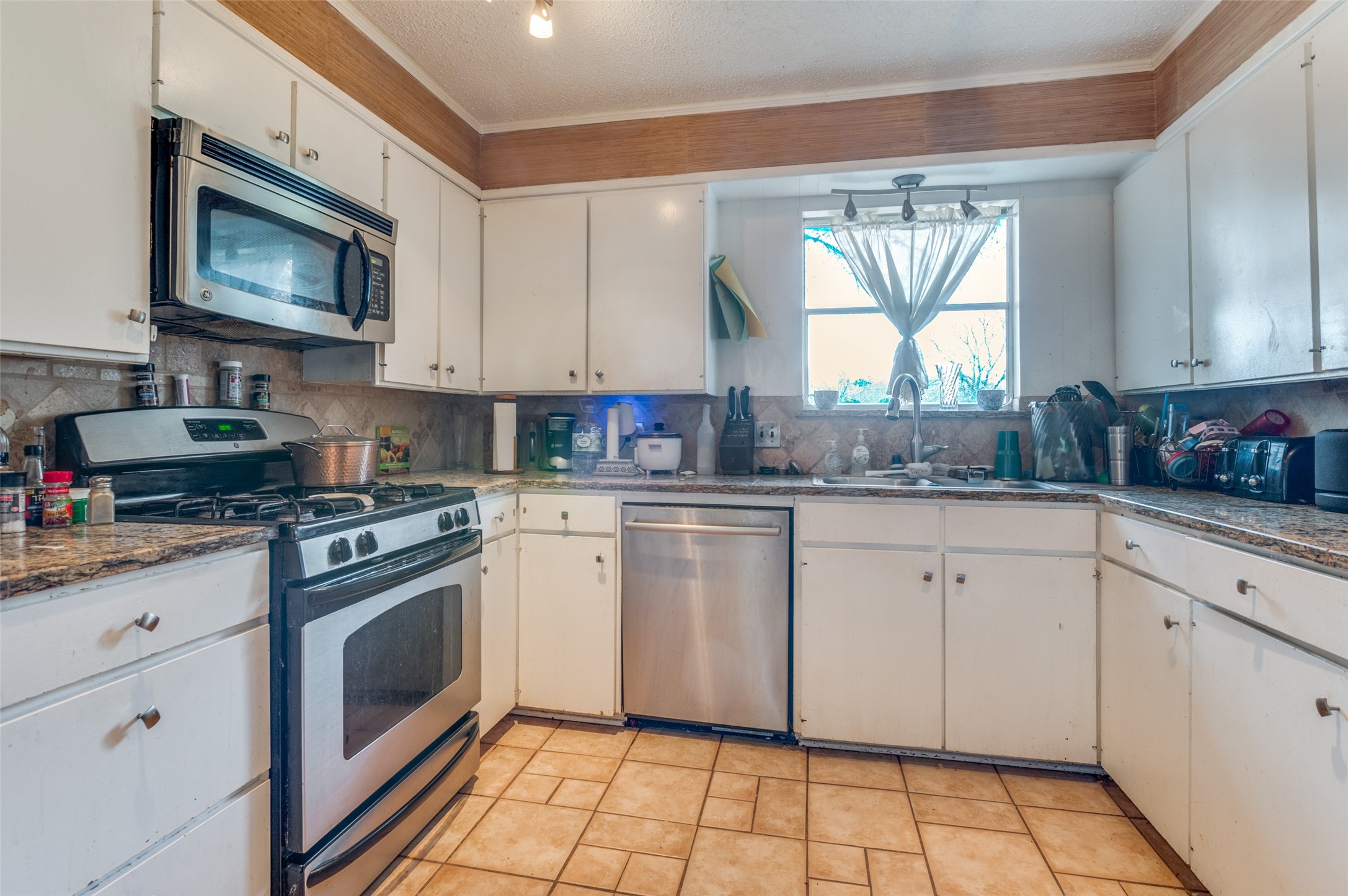 305 Cedar Creek Court Fort Worth TX 76103