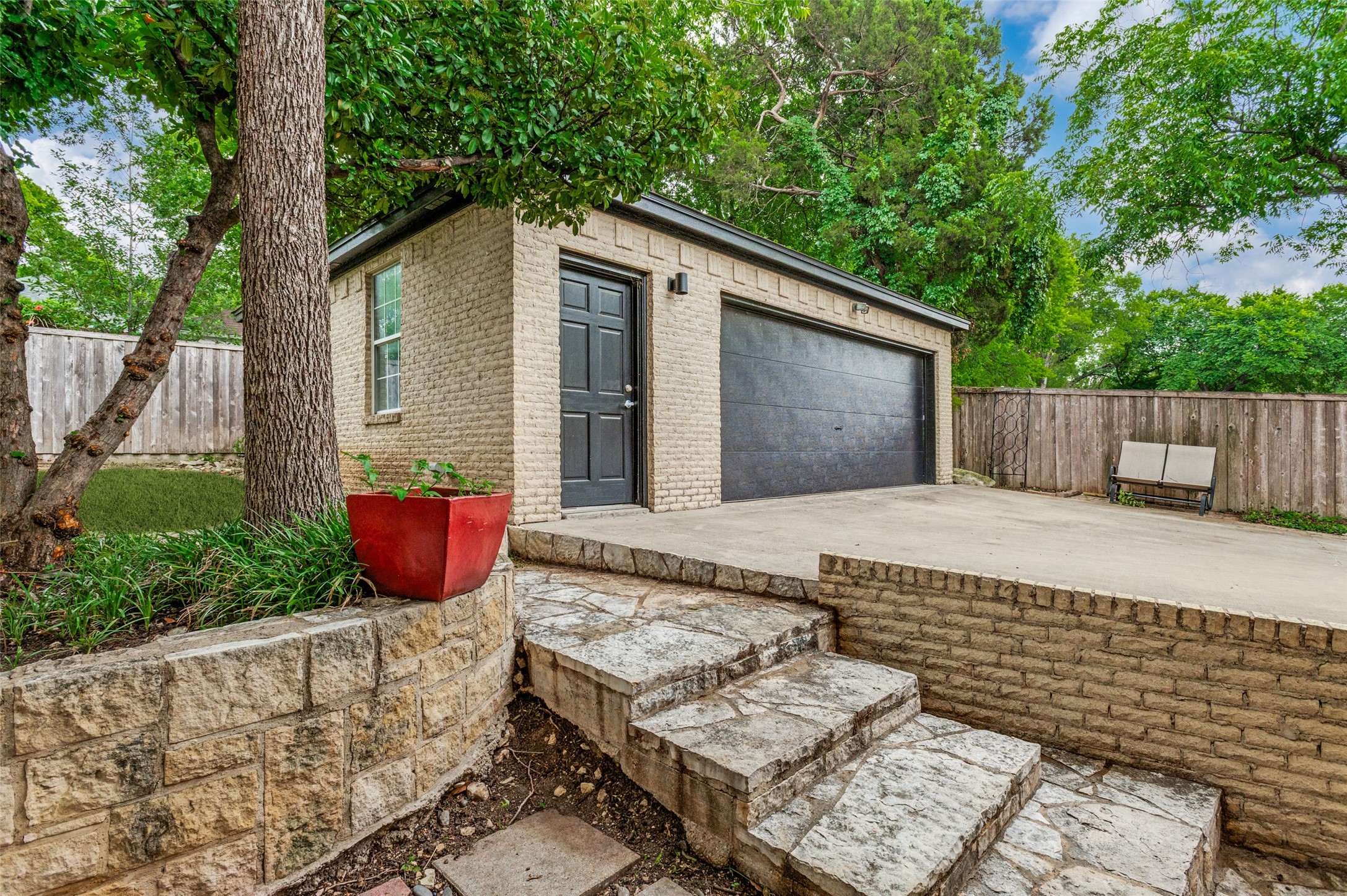 702 N Hampton Road Dallas TX 75208