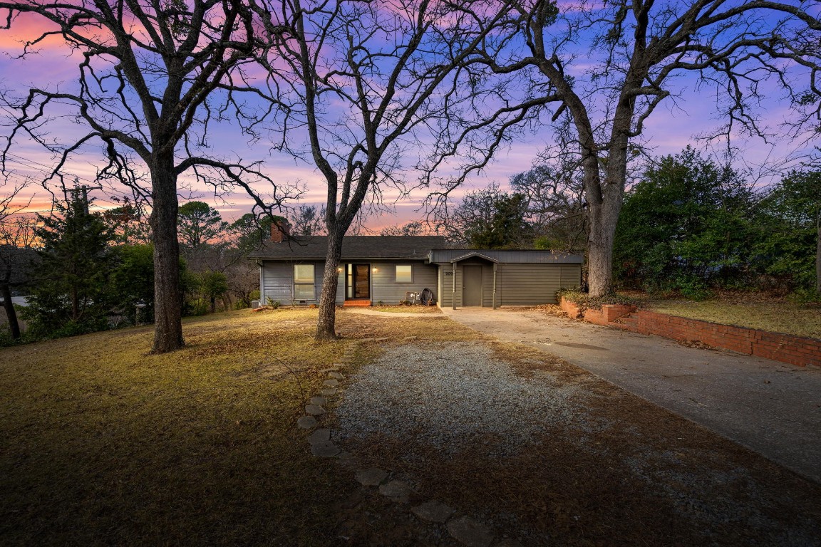 909 S Brown Avenue Denison TX 75020