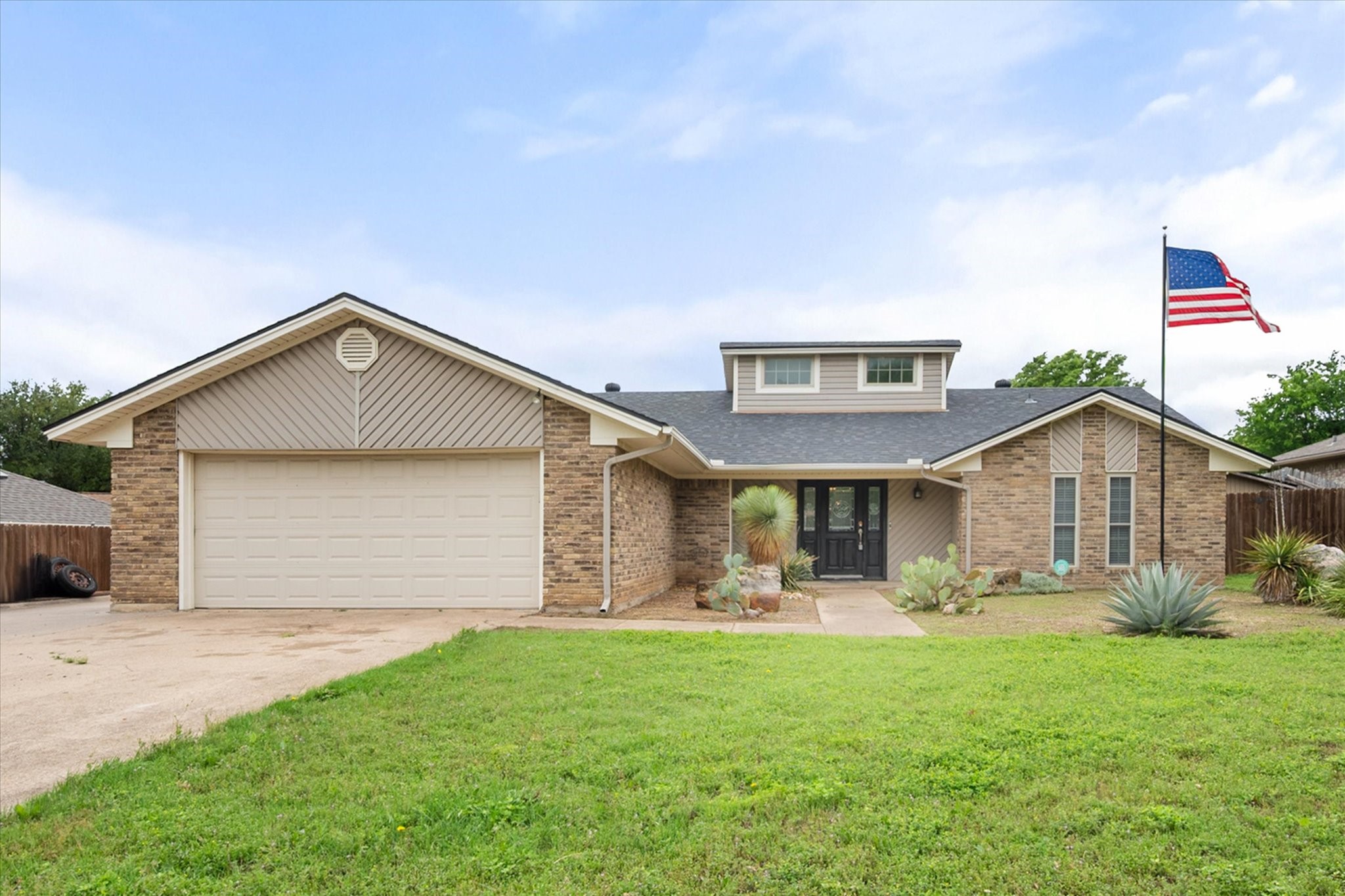 213 Meadowhill Drive Benbrook TX 76126