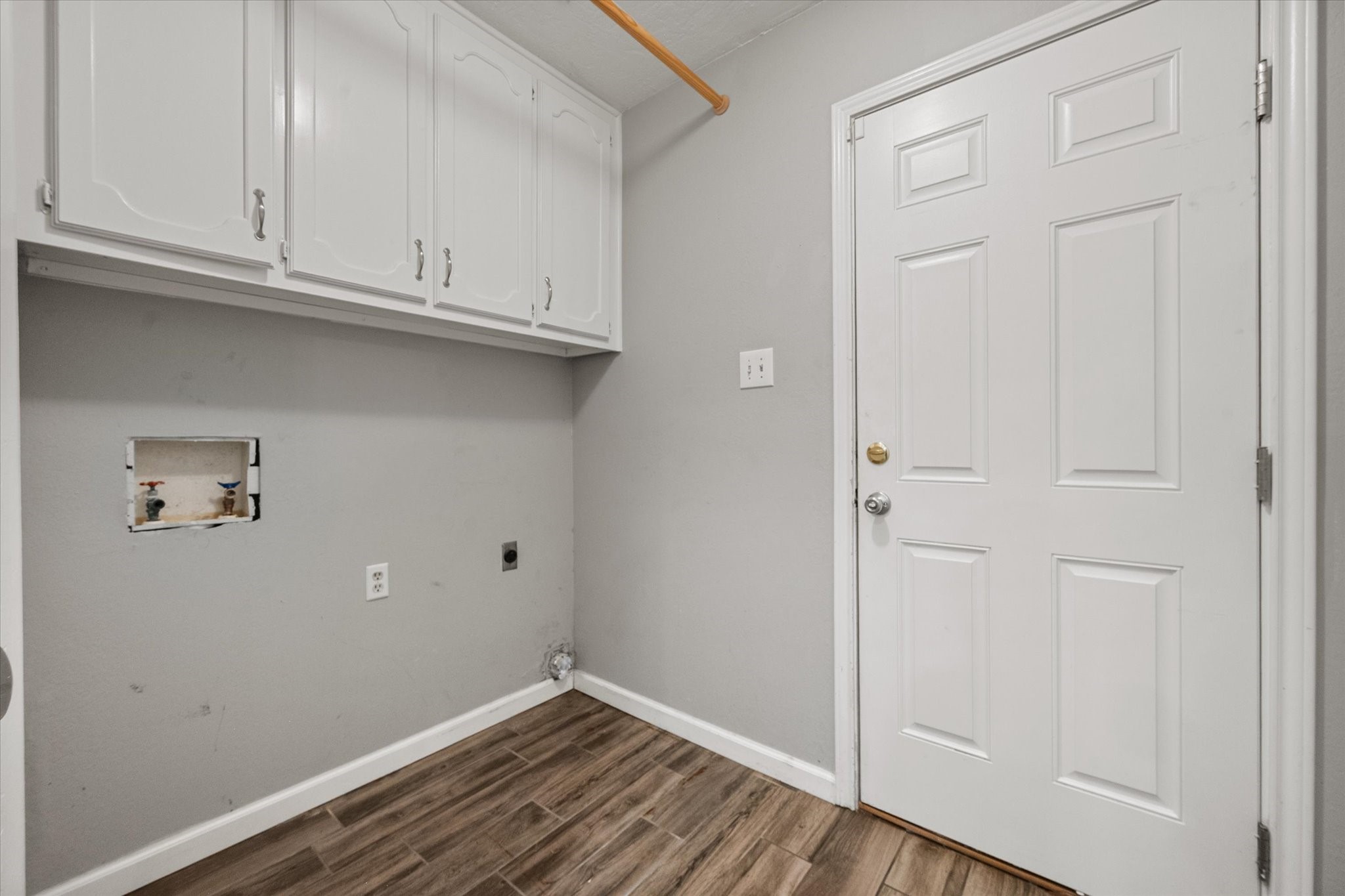 213 Meadowhill Drive Benbrook TX 76126