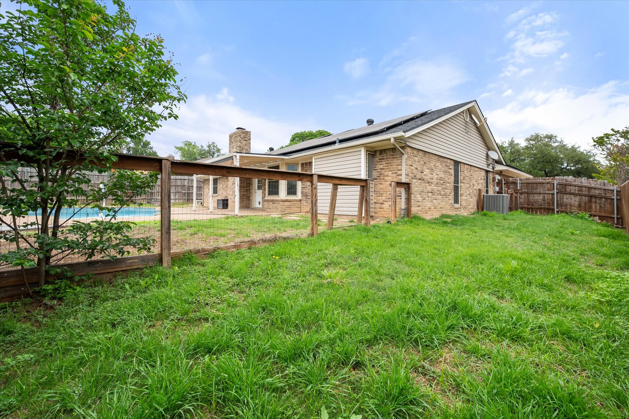 213 Meadowhill Drive Benbrook TX 76126