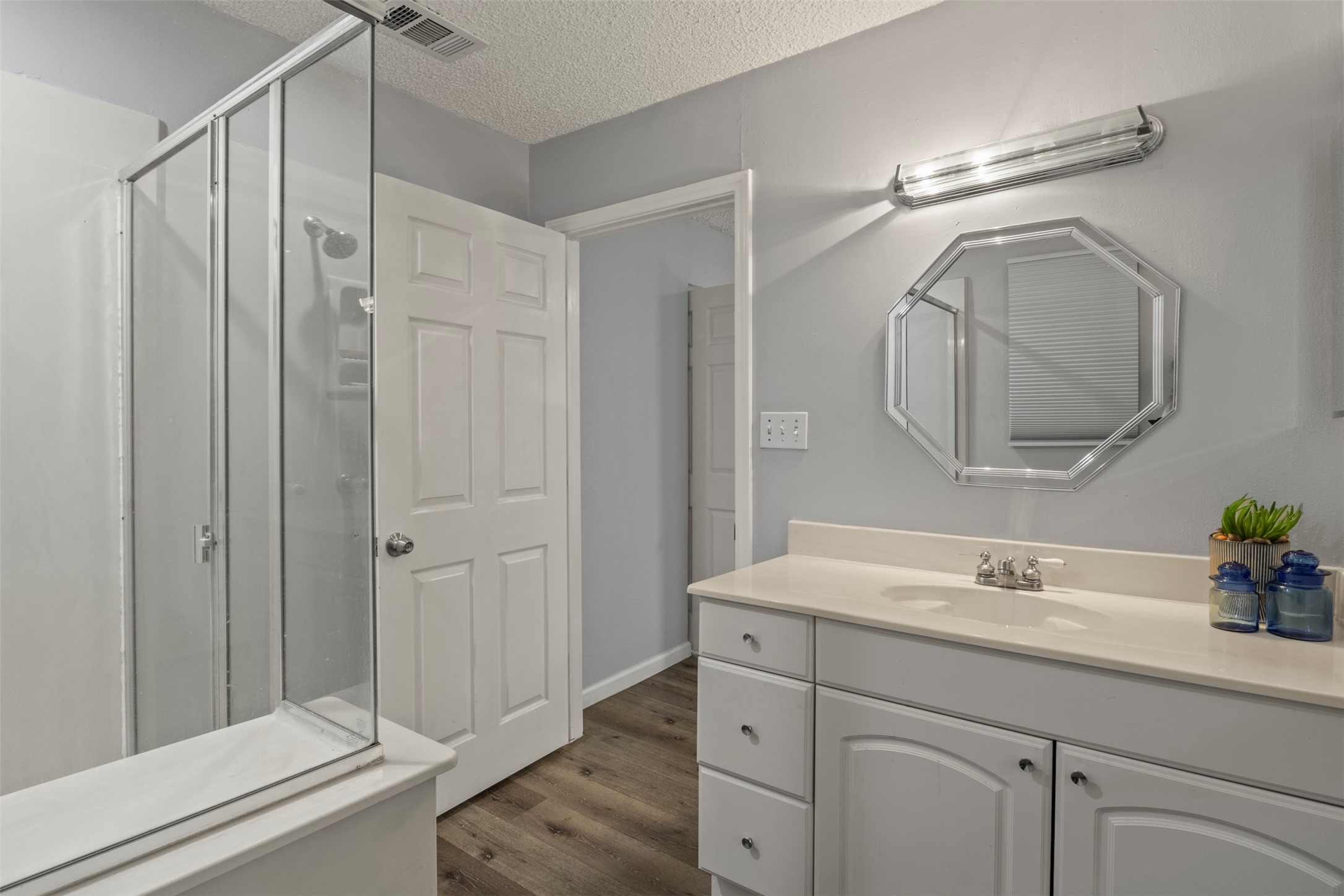 706 Henslee Drive Euless TX 76040