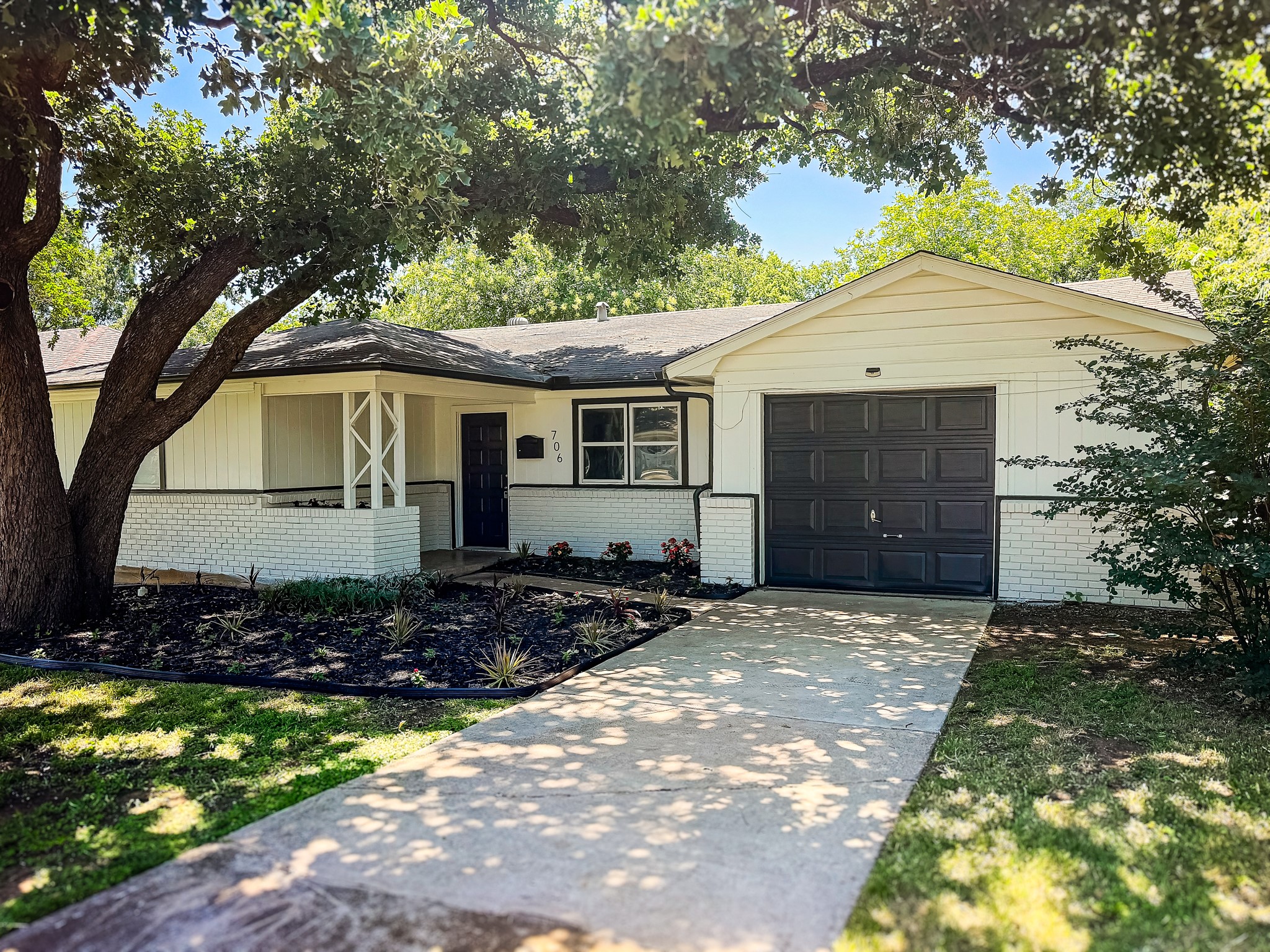 706 Henslee Drive Euless TX 76040