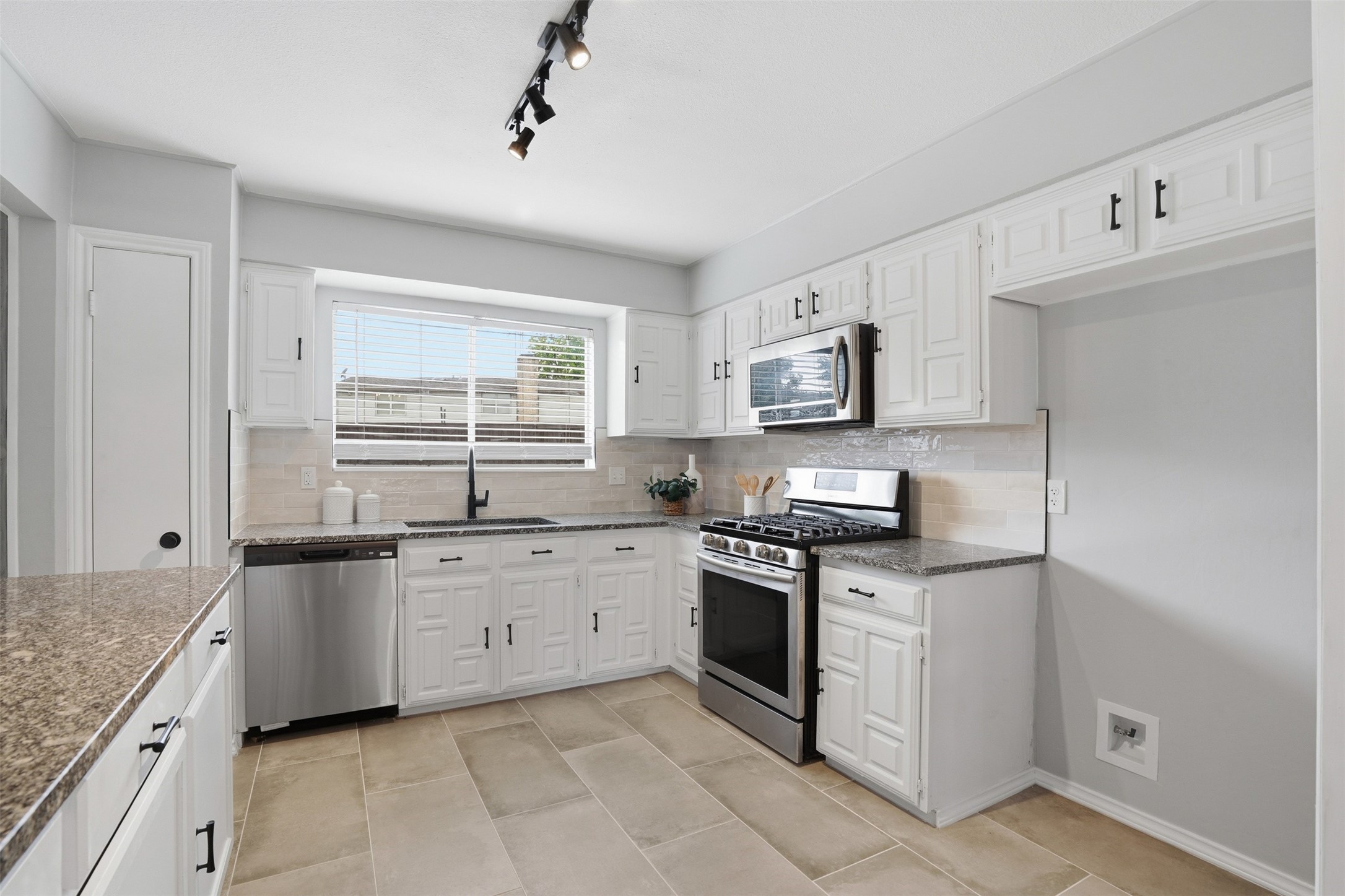 5017 Roundtable Lane Garland TX 75044