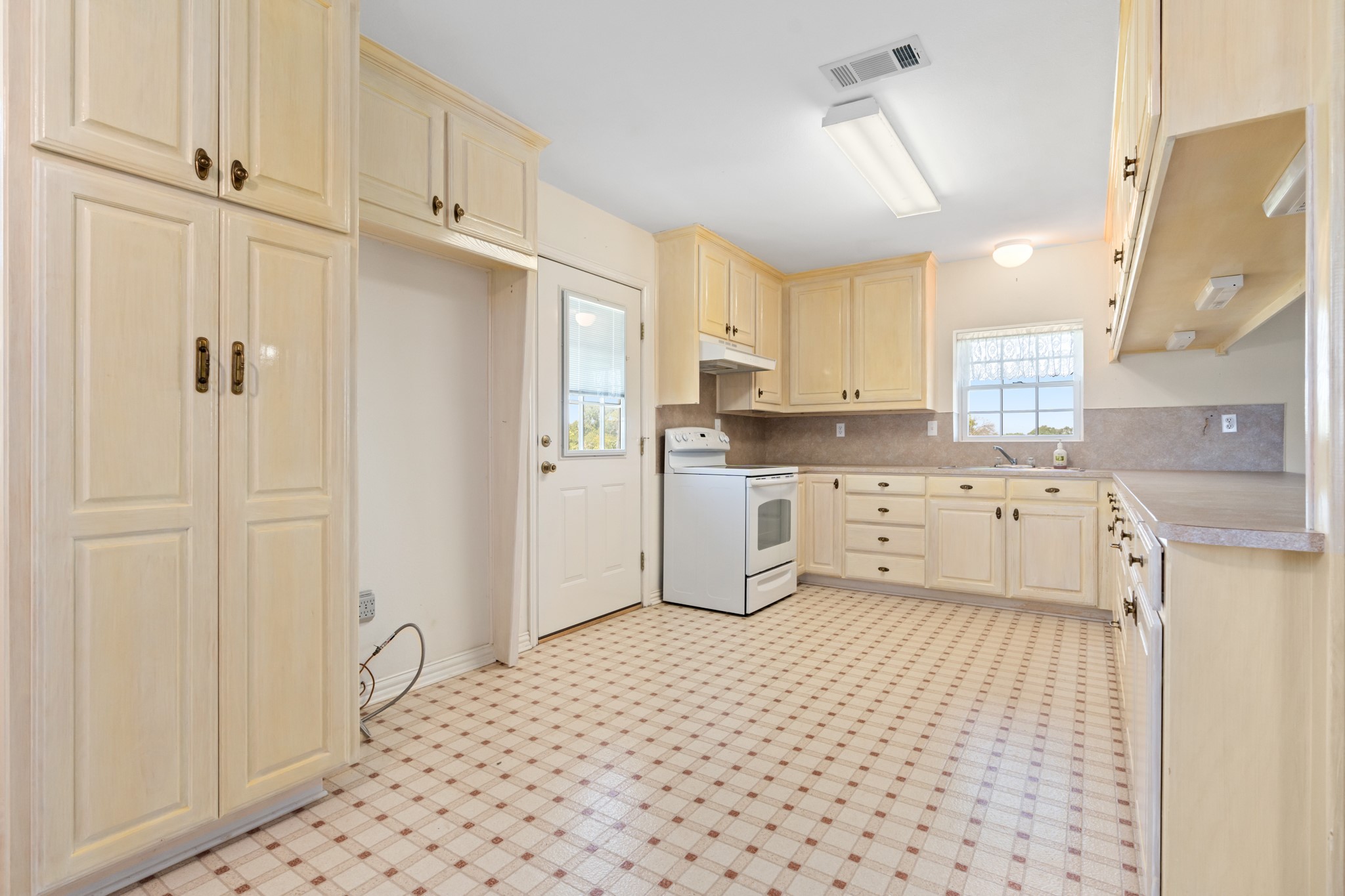 664 Fm 182 Clifton TX 76634