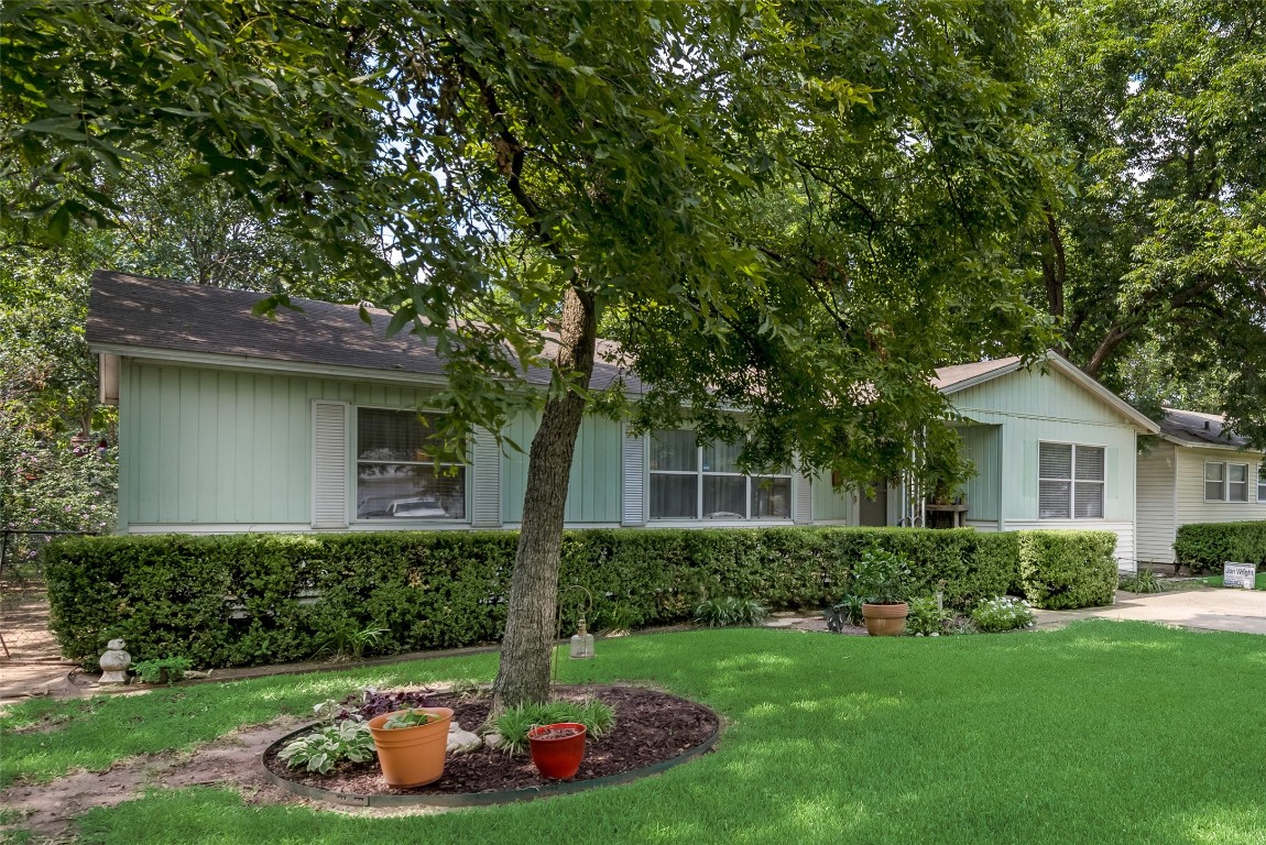 906 Mcclendon Street Irving TX 75061