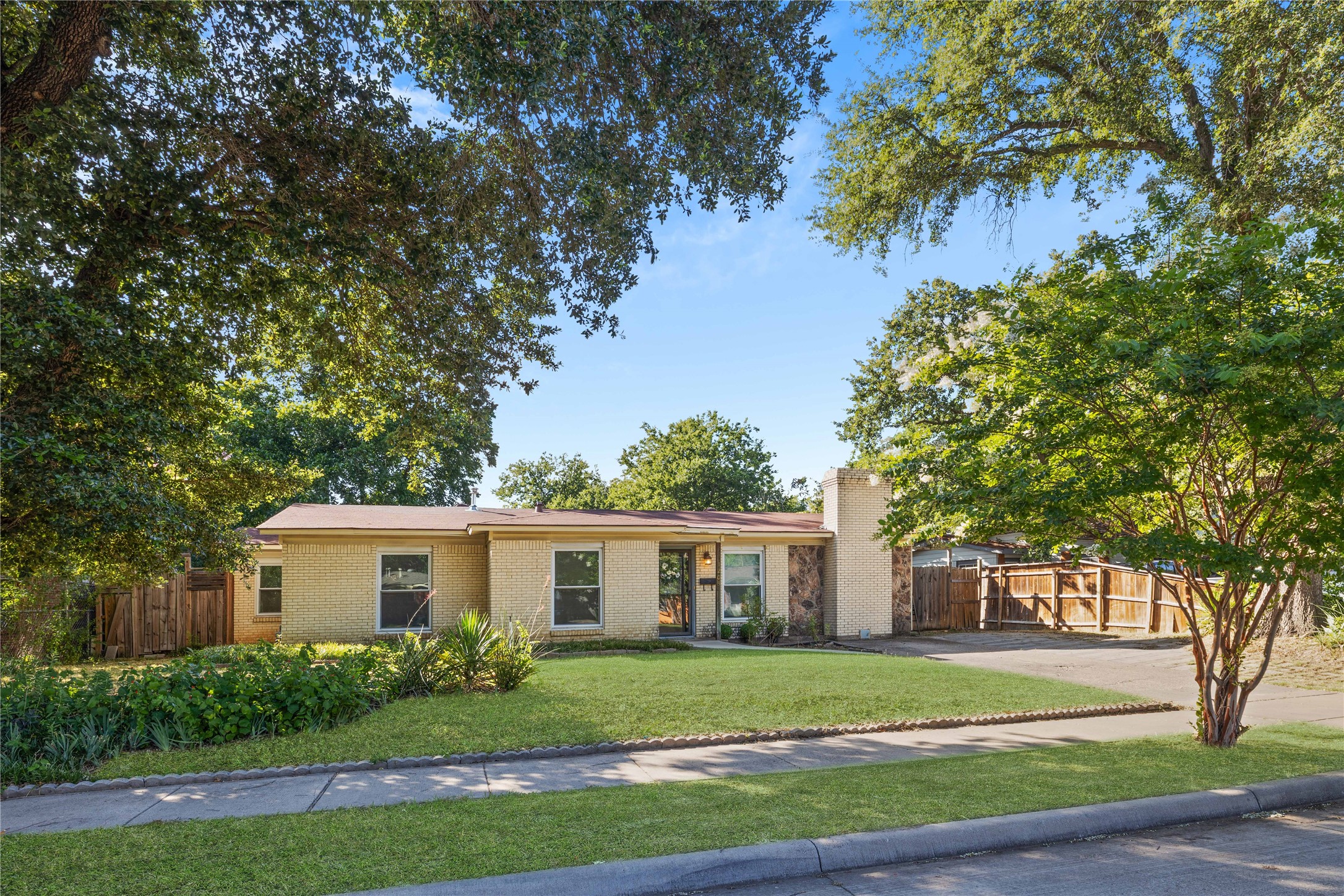 1203 Valley View Drive Arlington TX 76010