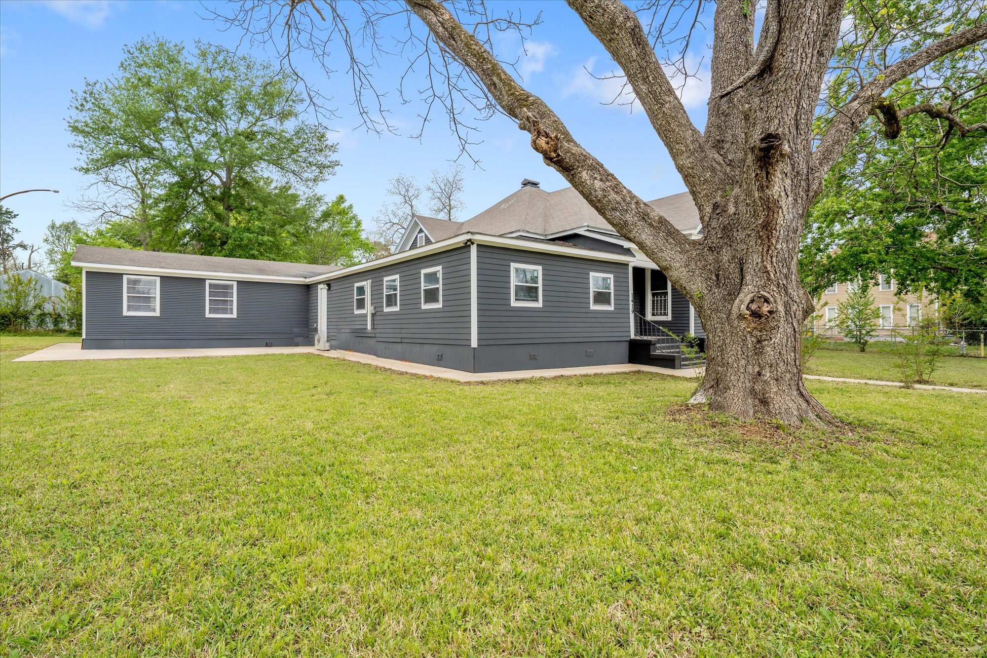 1419 N Sycamore Palestine TX 75801