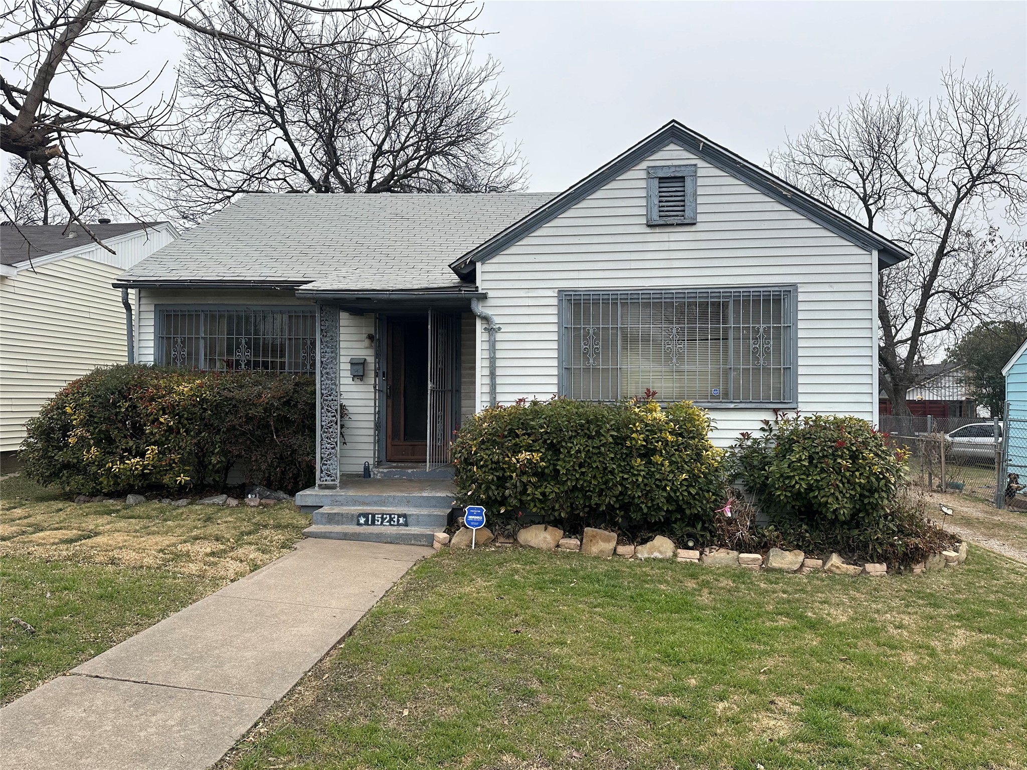 1523 E Elmore Avenue Dallas TX 75216