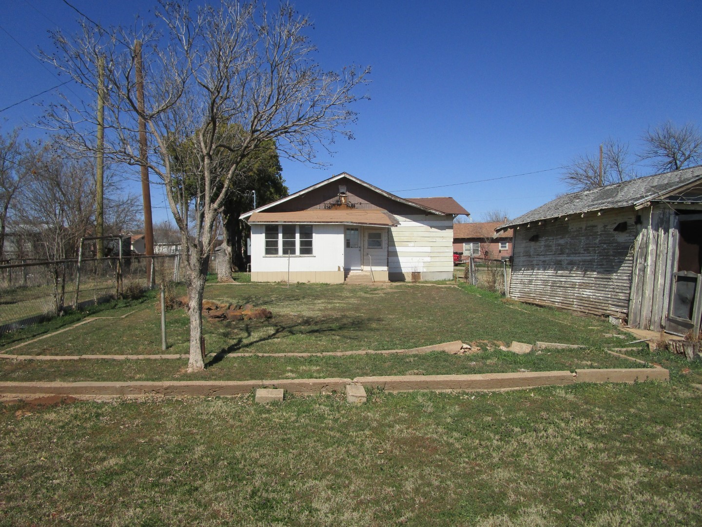 106 E Magnolia Avenue Electra TX 76360