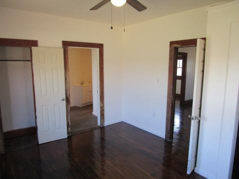 106 E Magnolia Avenue Electra TX 76360