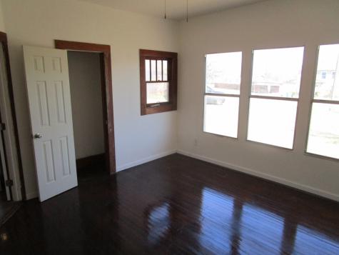 106 E Magnolia Avenue Electra TX 76360