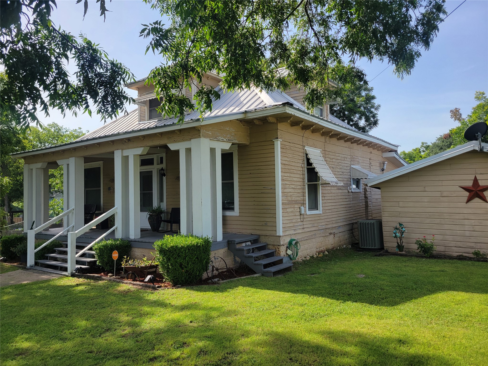 706 W Wrights Avenue Comanche TX 76442