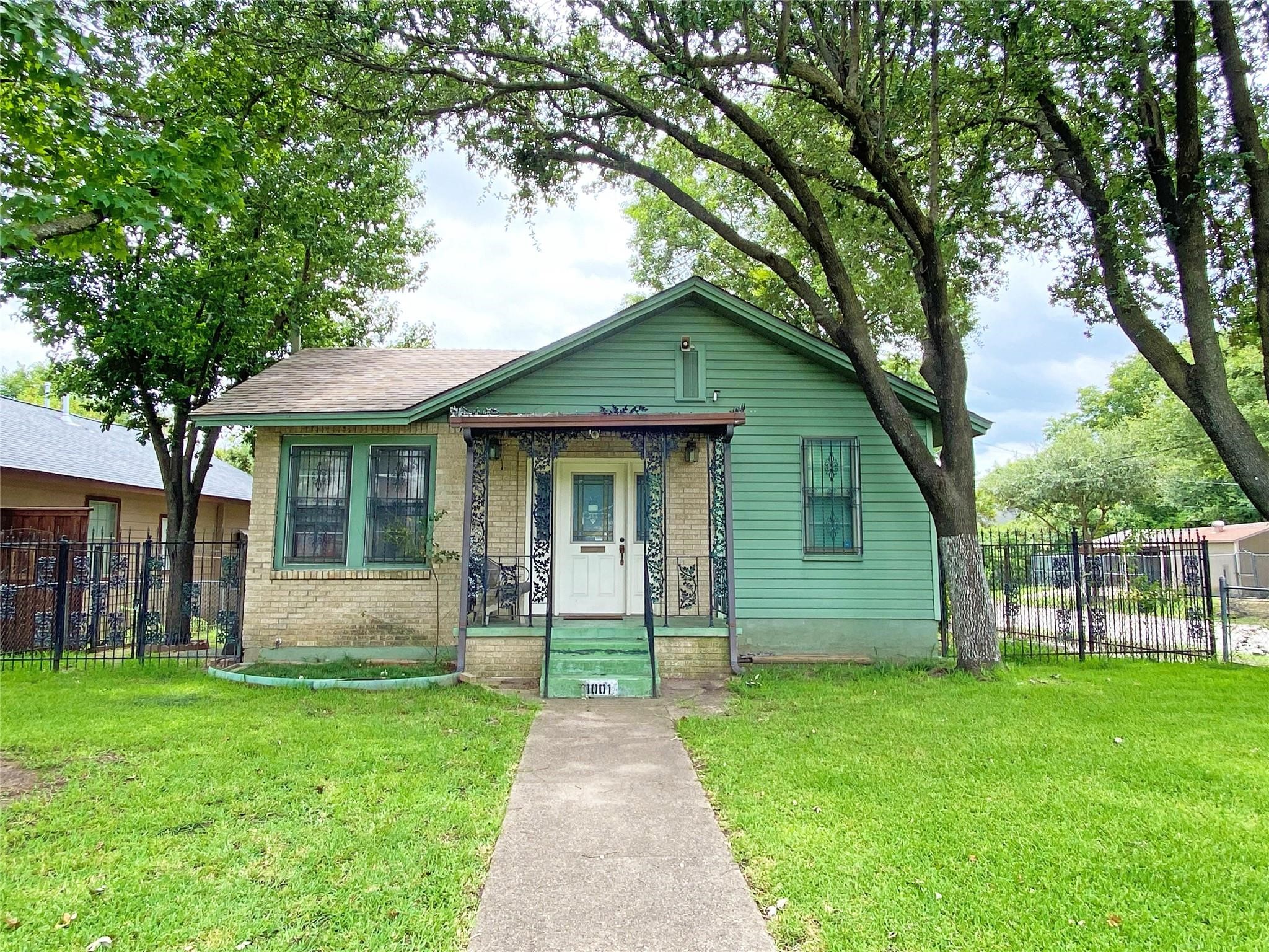 1001 Grandview Avenue Dallas TX 75223