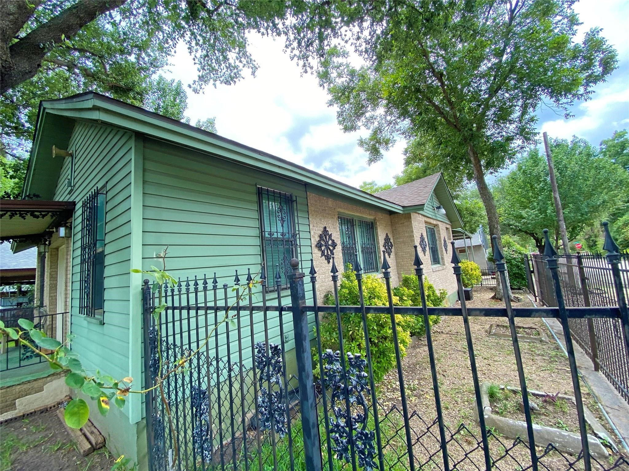 1001 Grandview Avenue Dallas TX 75223