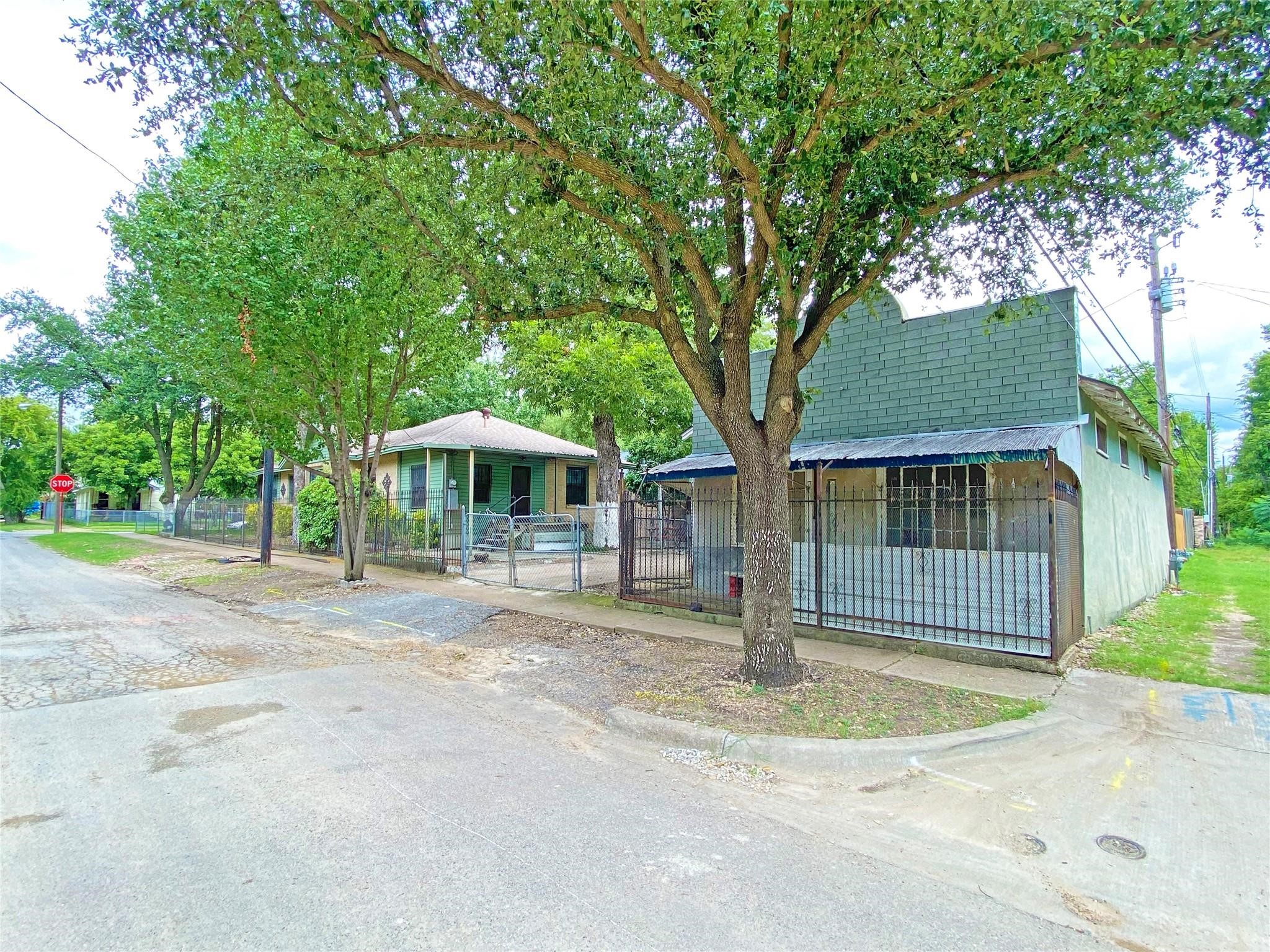 1001 Grandview Avenue Dallas TX 75223