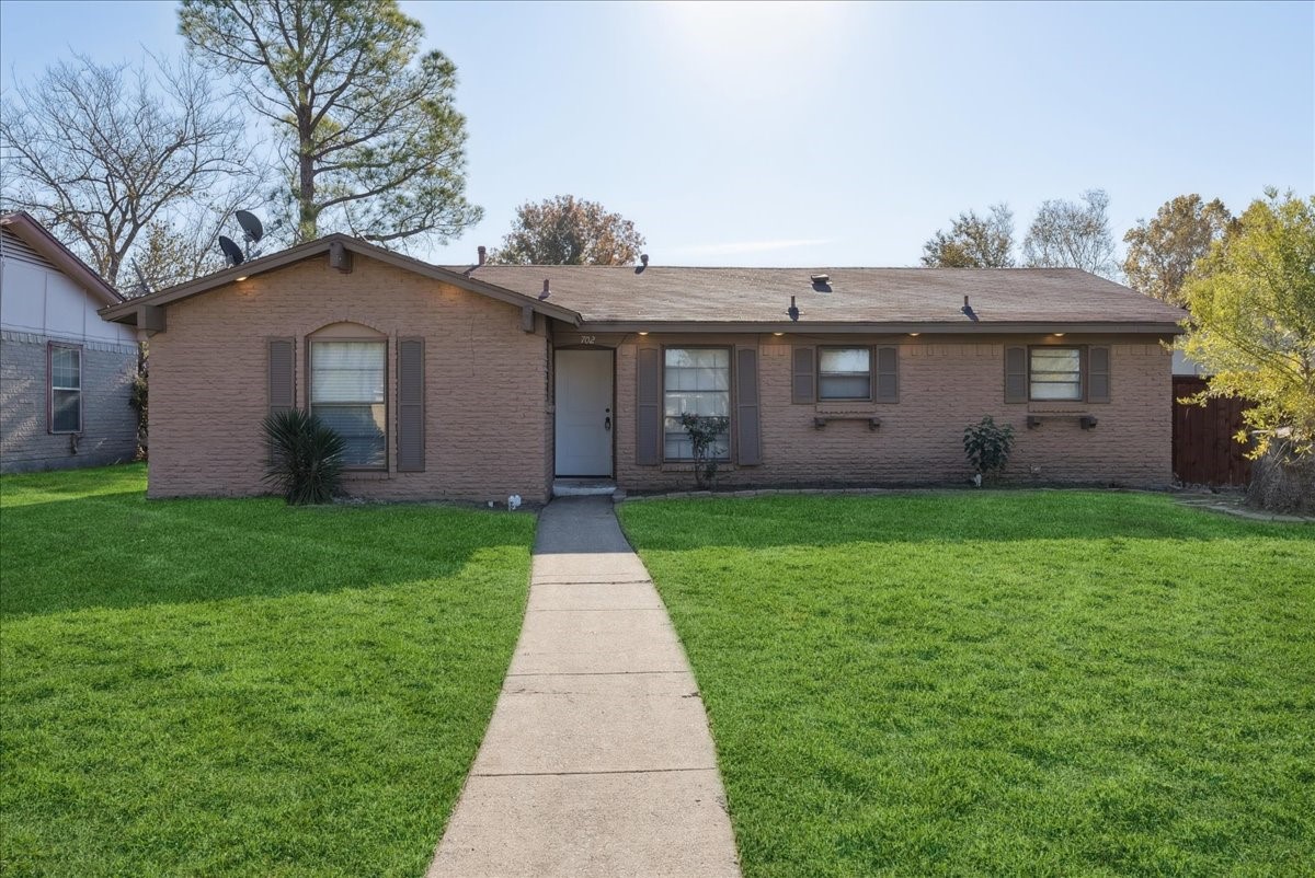 702 Laguna Drive Garland TX 75043