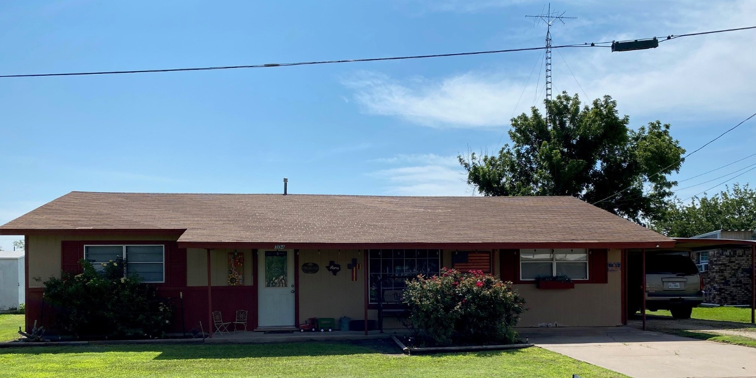 304 S Leavit Street Weinert TX 76388