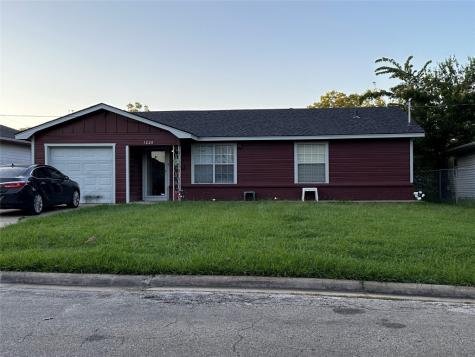 1228 Cleveland Street Greenville TX 75401