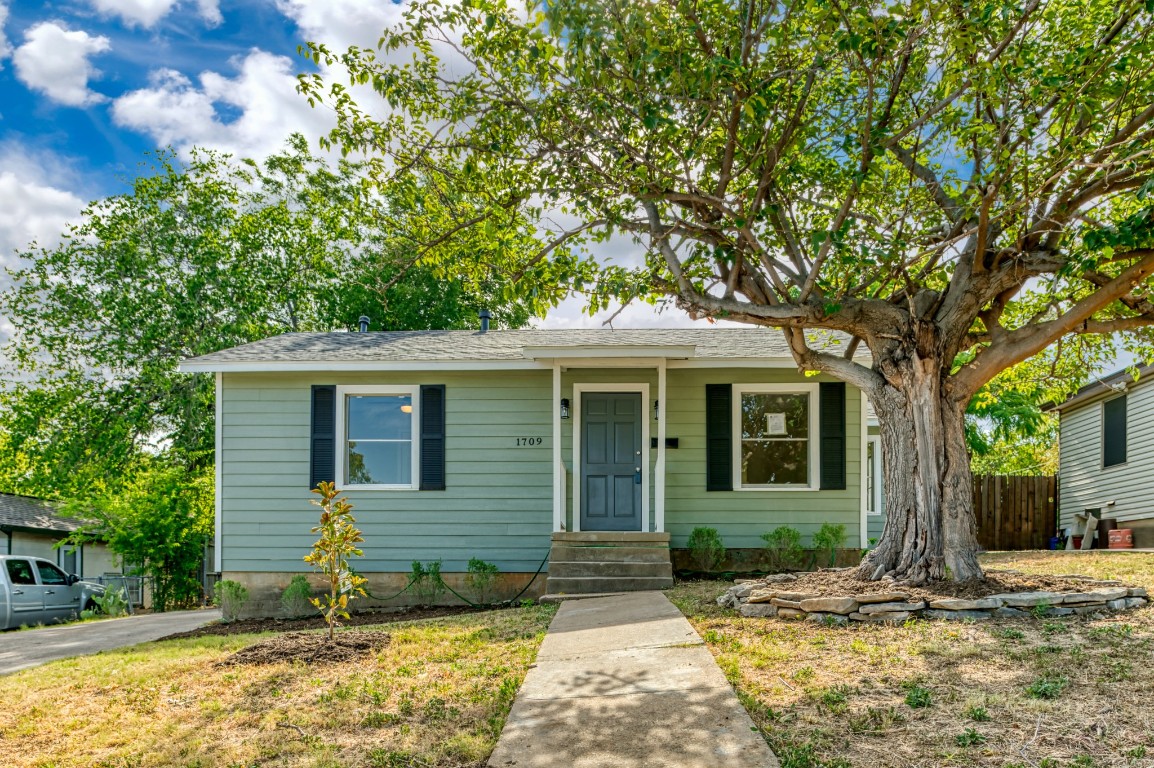 1709 Melba Court River Oaks TX 76114